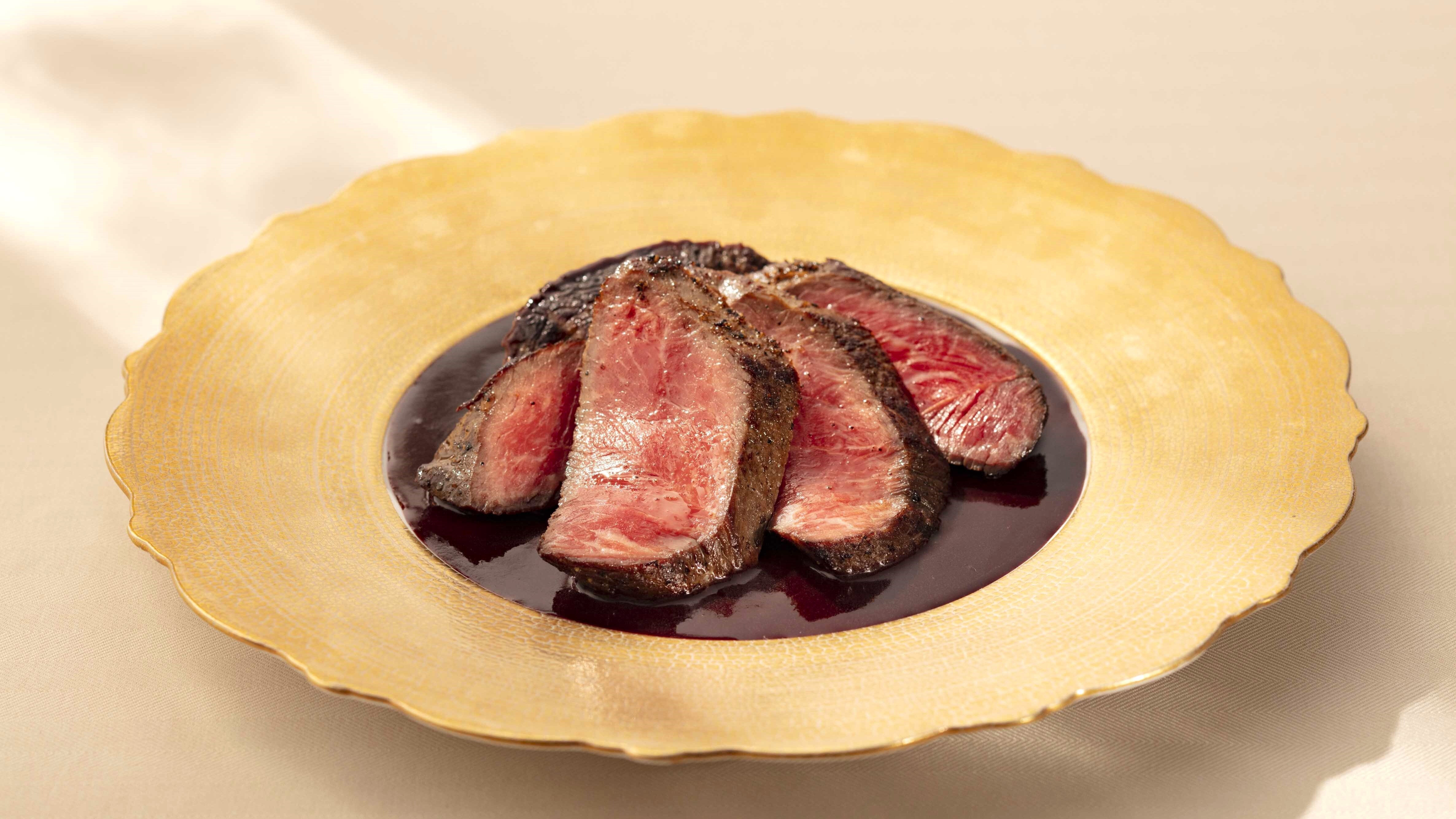 "Le Brillant" features Fukuoka Prefecture's "Asakura Wagyu" beef. A superb symphony played by local treasures