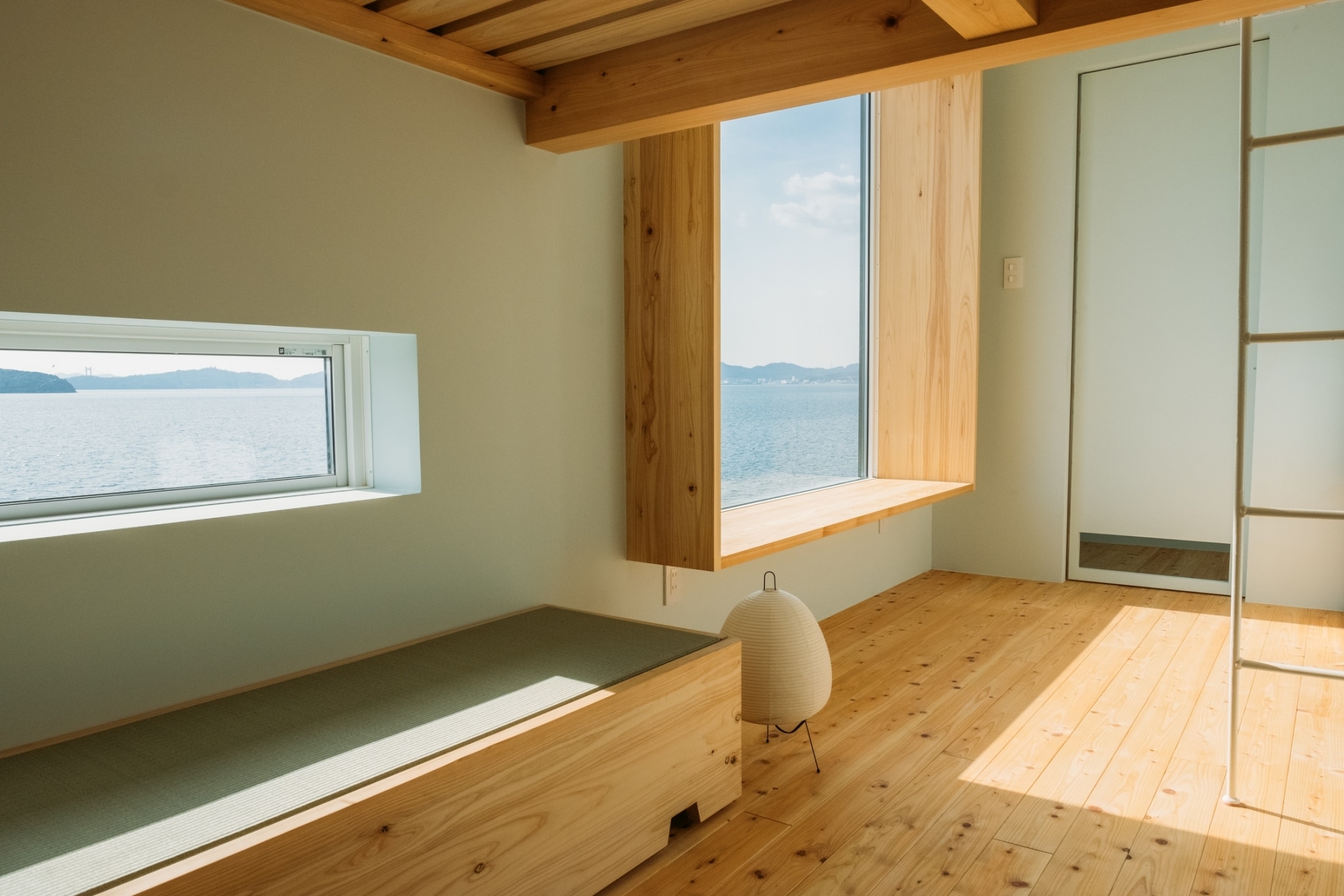 A trailer house floating on the sea "FUNE"