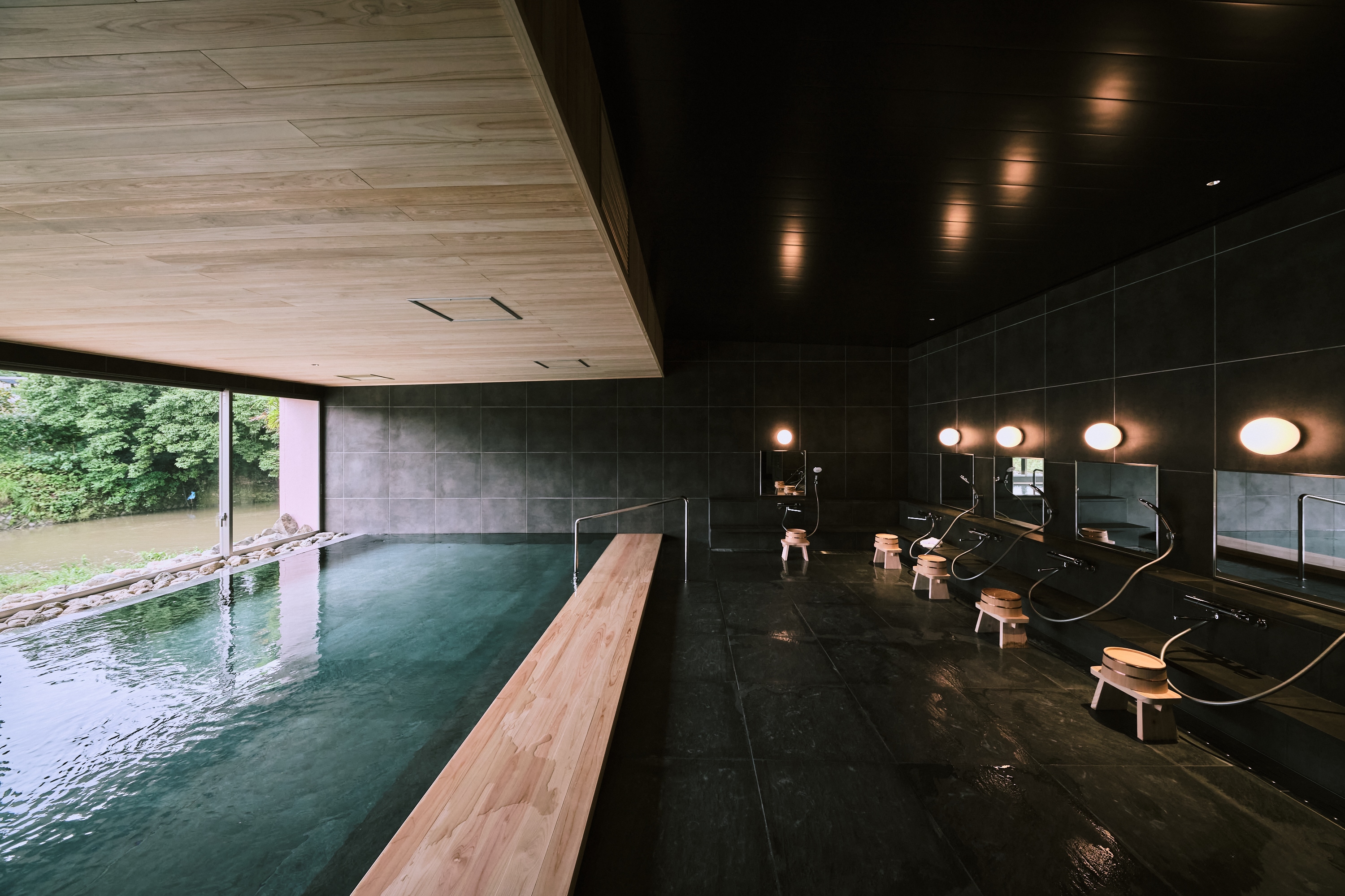 [Daytime] Men's large communal bath