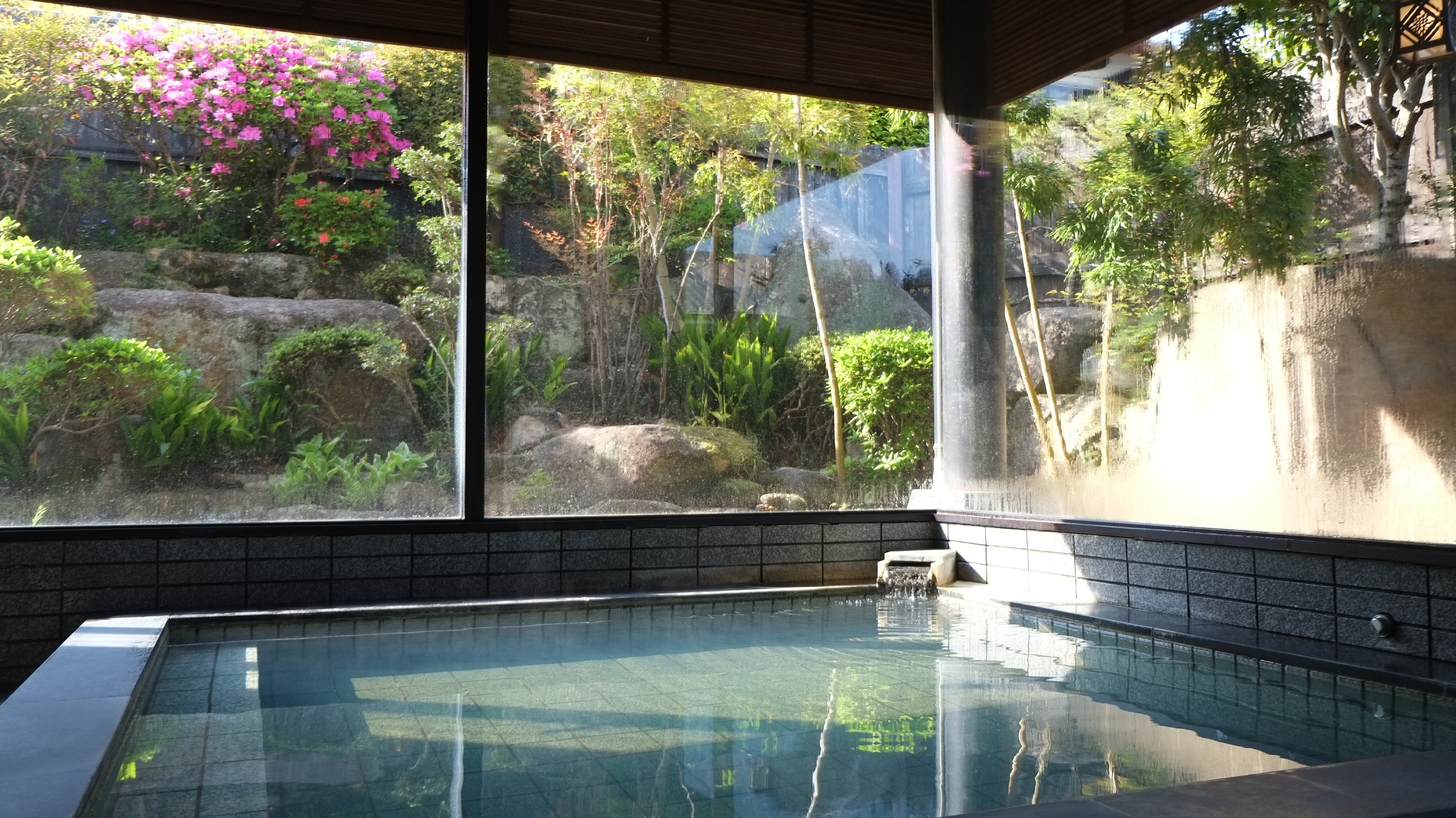 [Example of a bath] Miyahama Onsen has a high radon content and stays warm for a long time.