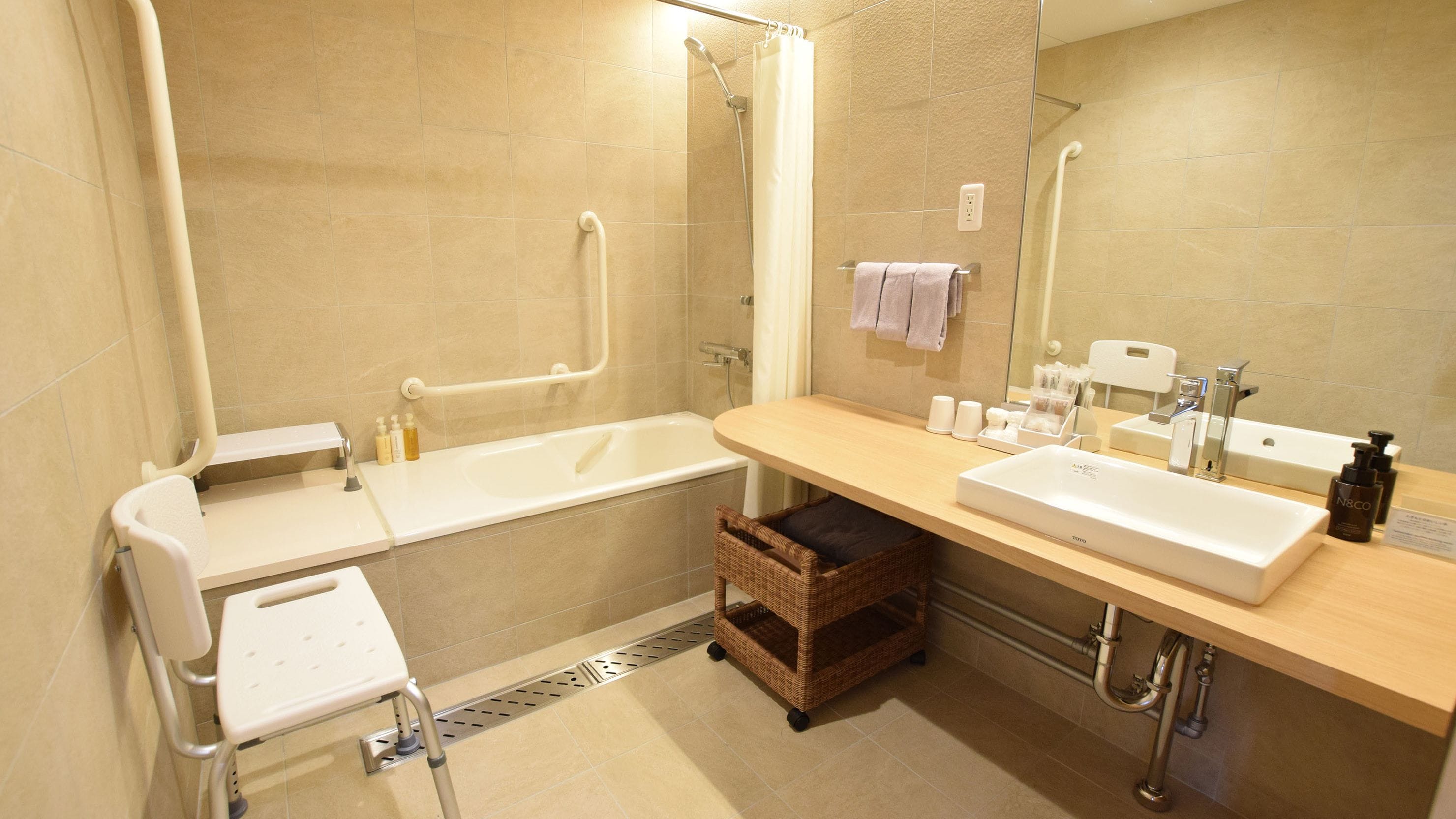 【標準】西翼/通用房/浴室寬敞，專為輪椅使用者設計。