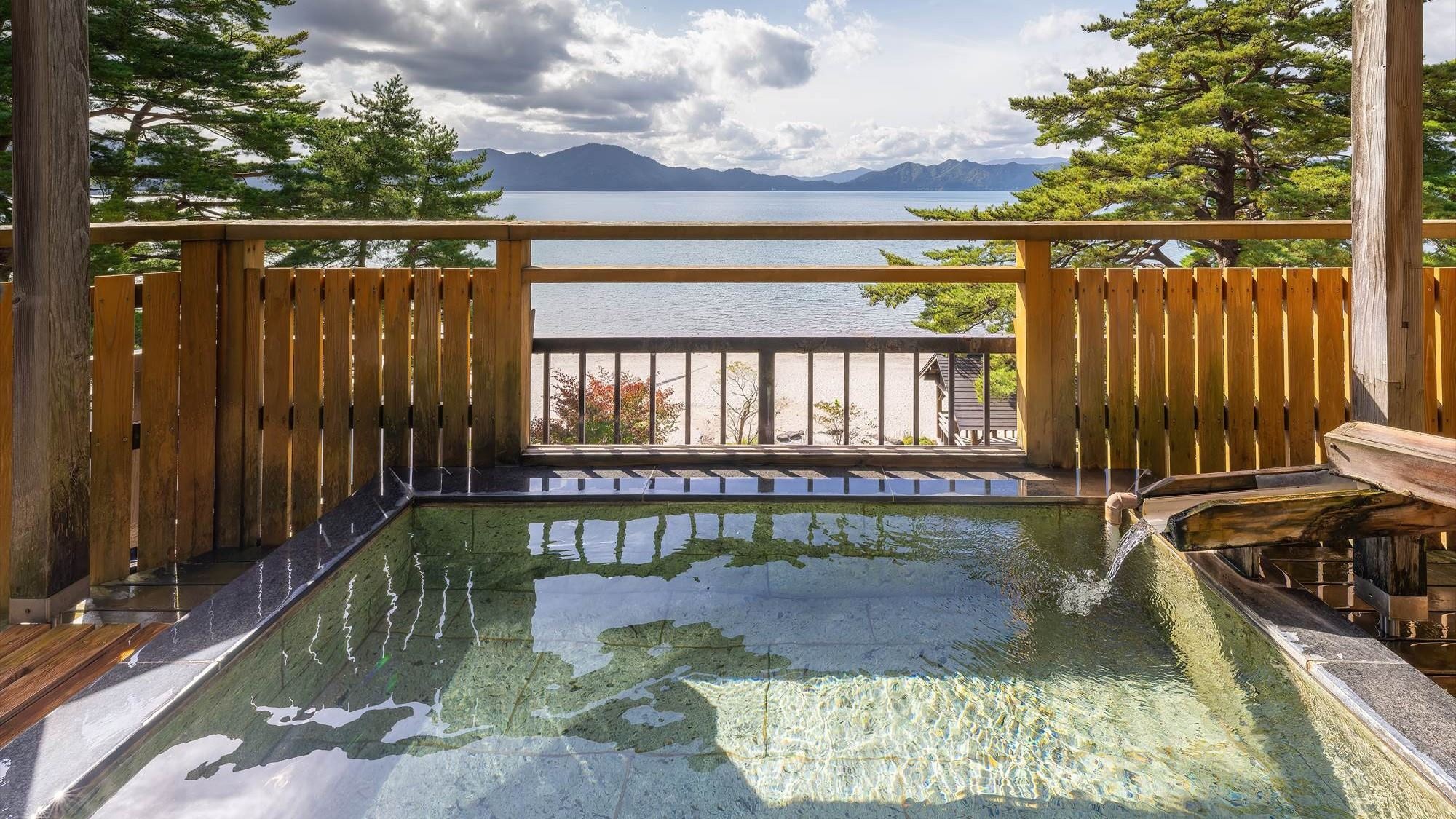 ■Free private open-air bath with a view | A spectacular open-air bath where you can see Lake Tazawa sparkling in lapis lazuli and the majestic mountains of Akita right in front of you.