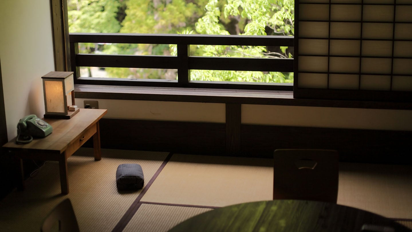 Image of a Japanese-style room facing the river