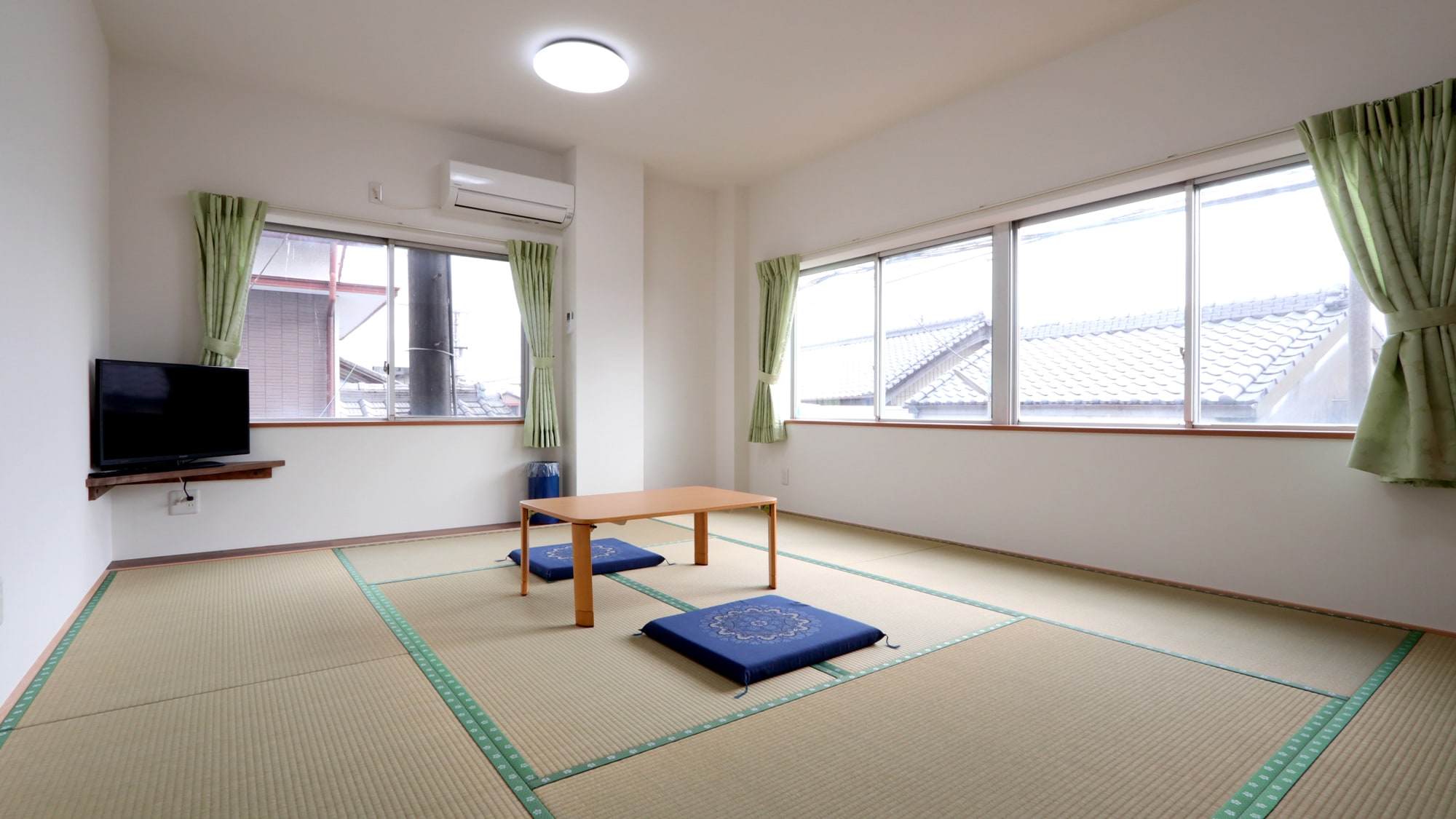 [Spacious 10 tatami Japanese-style room] A spacious room that can be used by families