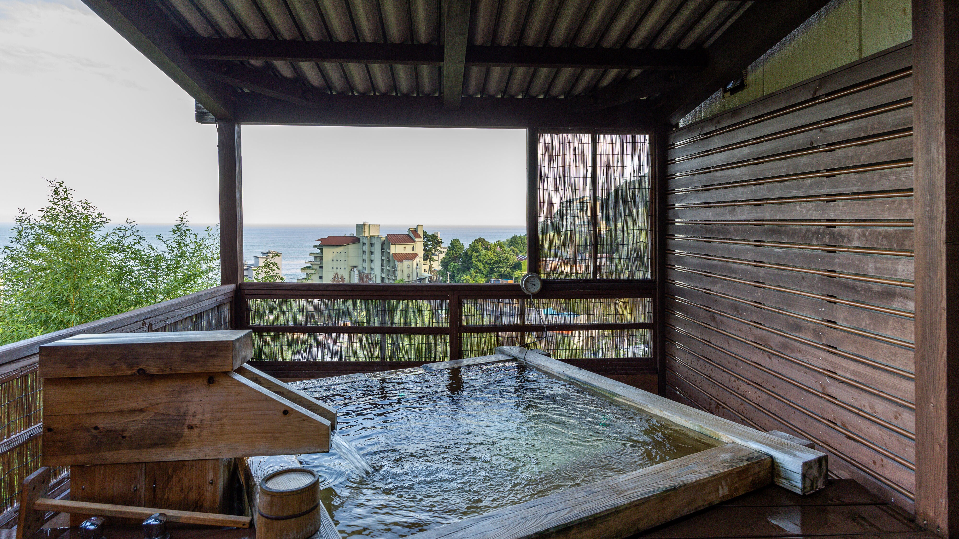 海景露天浴池客房，檜木浴缸一角景觀