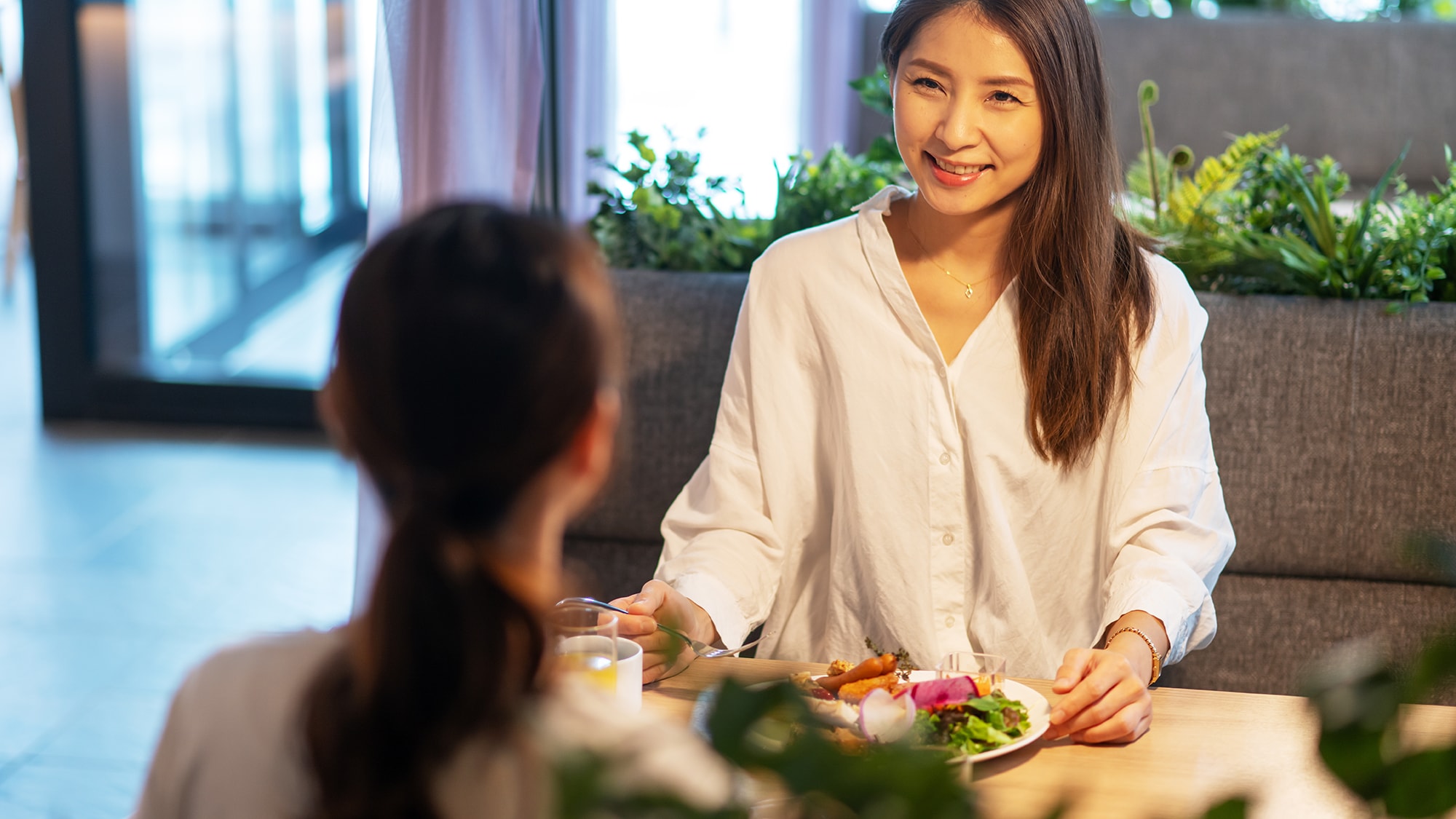 [Restaurant KUSANO] 沙發、包廂、附電源插座的吧台等各種座位可供您放鬆身心。