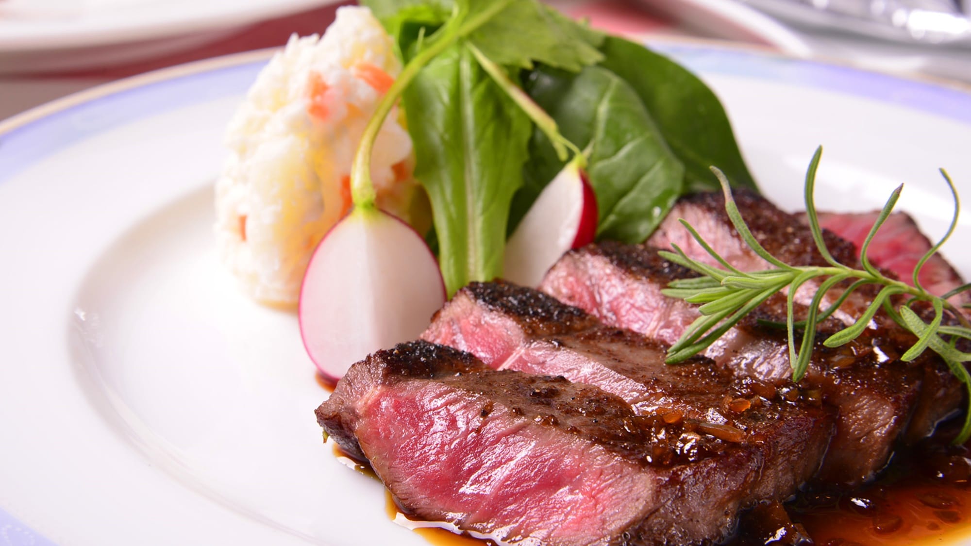 *Contoh makan malam (steak ala Barat)