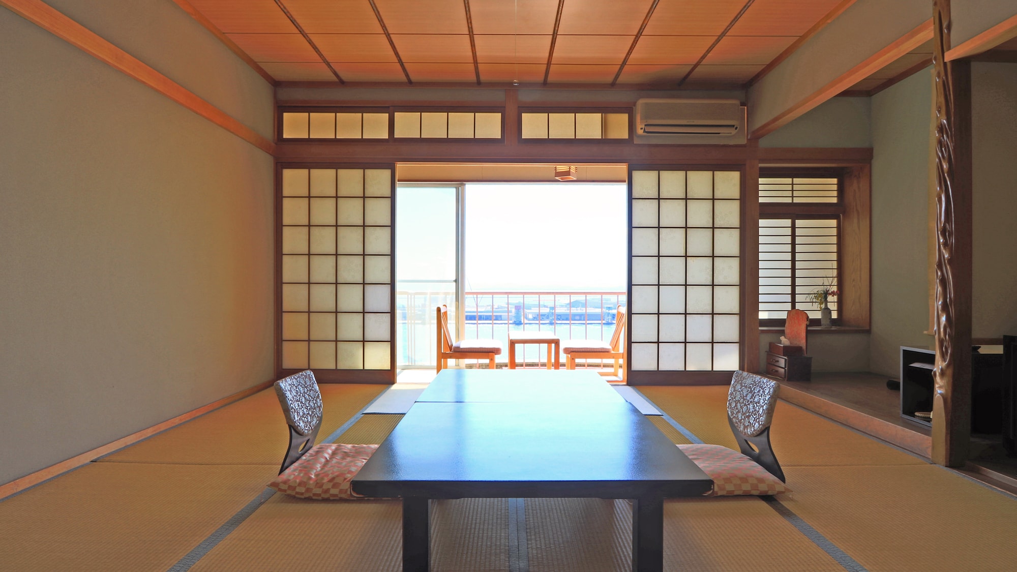 [10 tatami Japanese-style room] You can spend time watching the calm waves of Miho Bay.