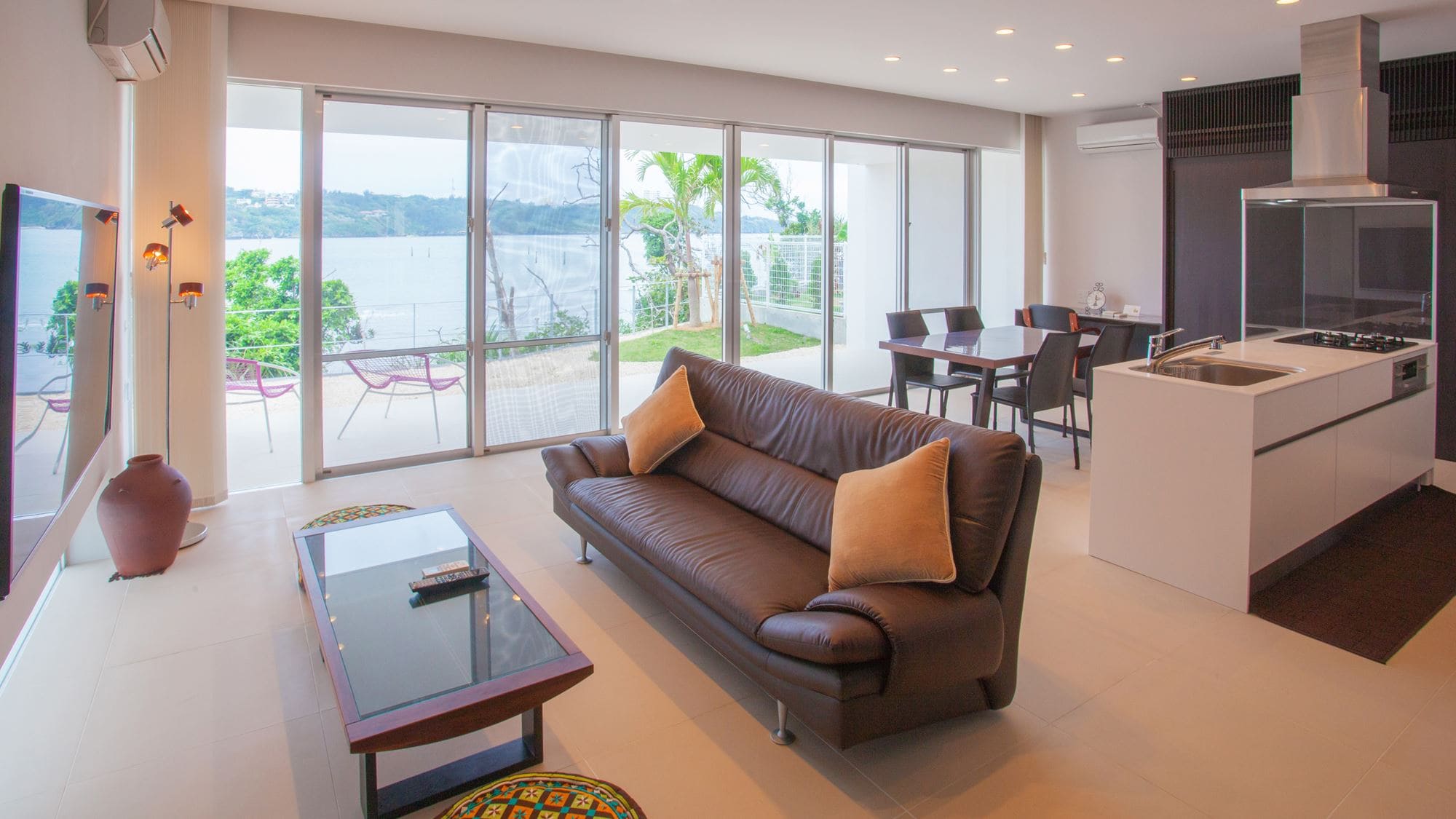 [Sofa set] There is a large sofa in the living room, so you can use it as a place to gather together.