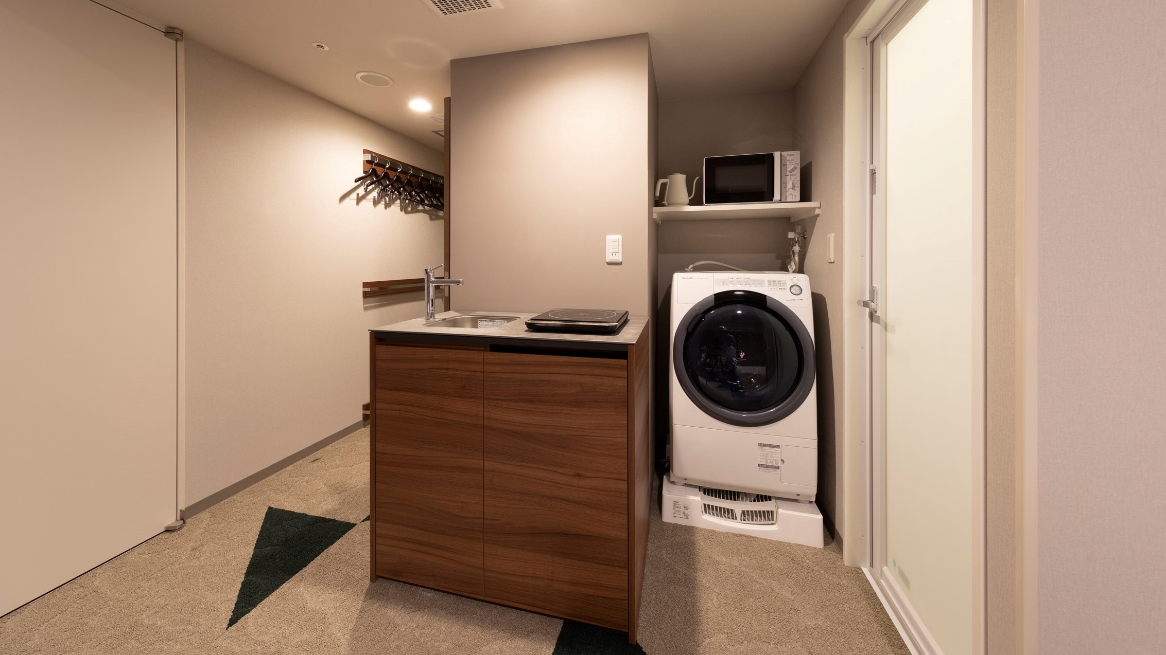 Very convenient with a kitchenette and washer / dryer