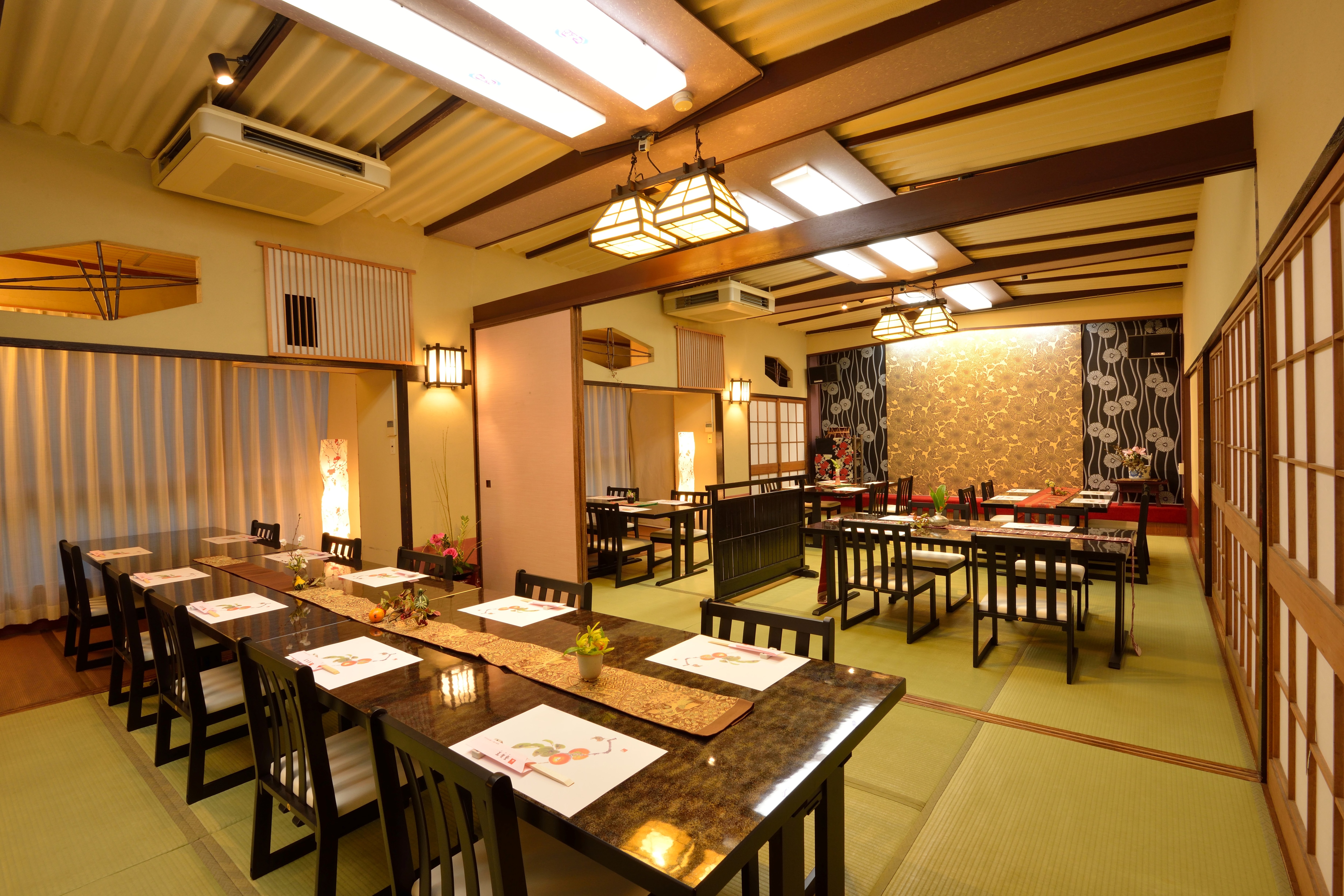 在餐桌上用餐