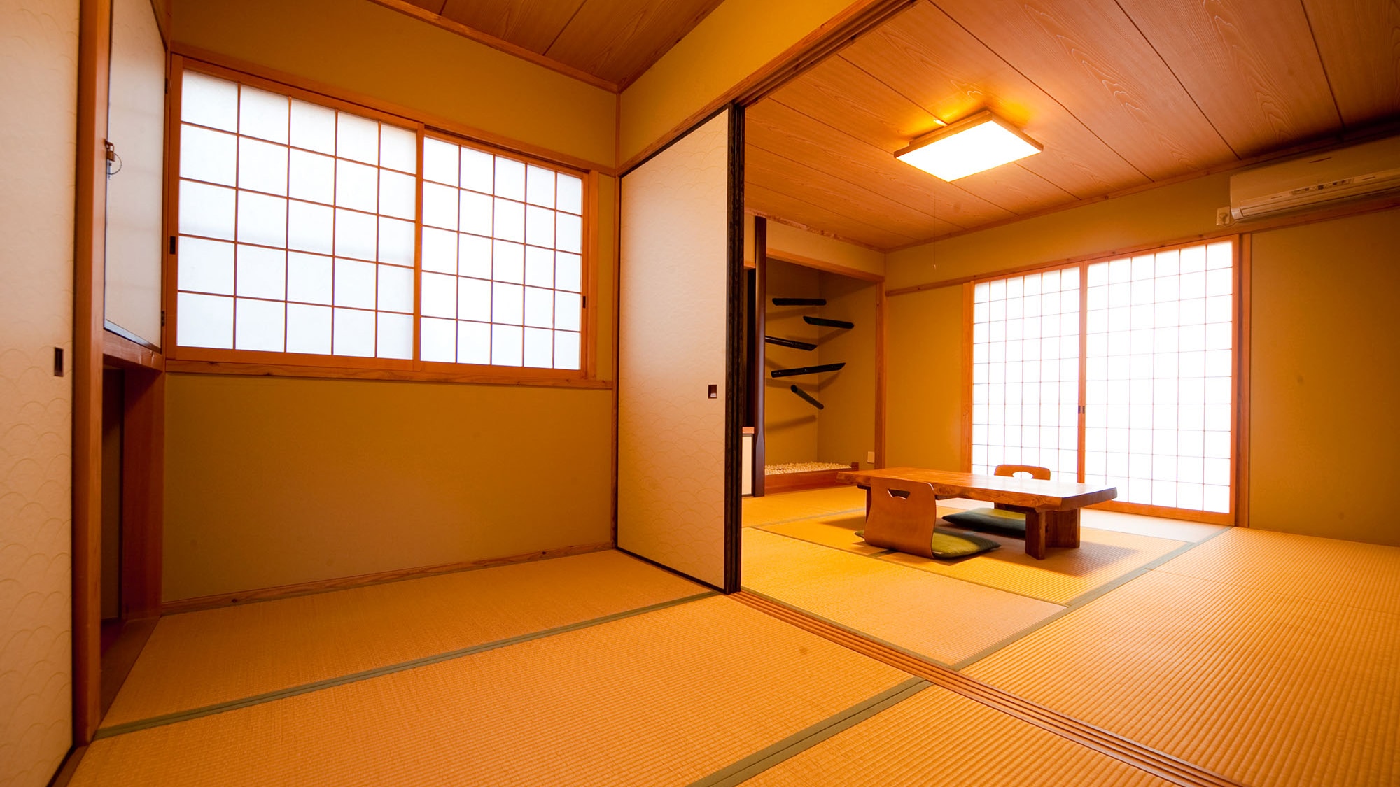 Kamar bergaya Jepang dengan kamar mandi dalam ruangan