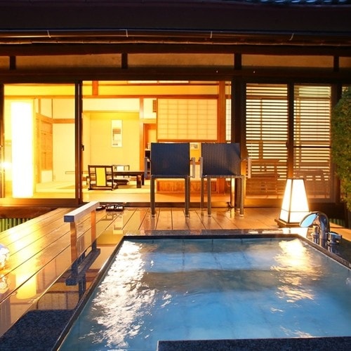 ห้องพักพร้อมอ่างอาบน้ำกลางแจ้งในสวน "Ito Ryokuyu"