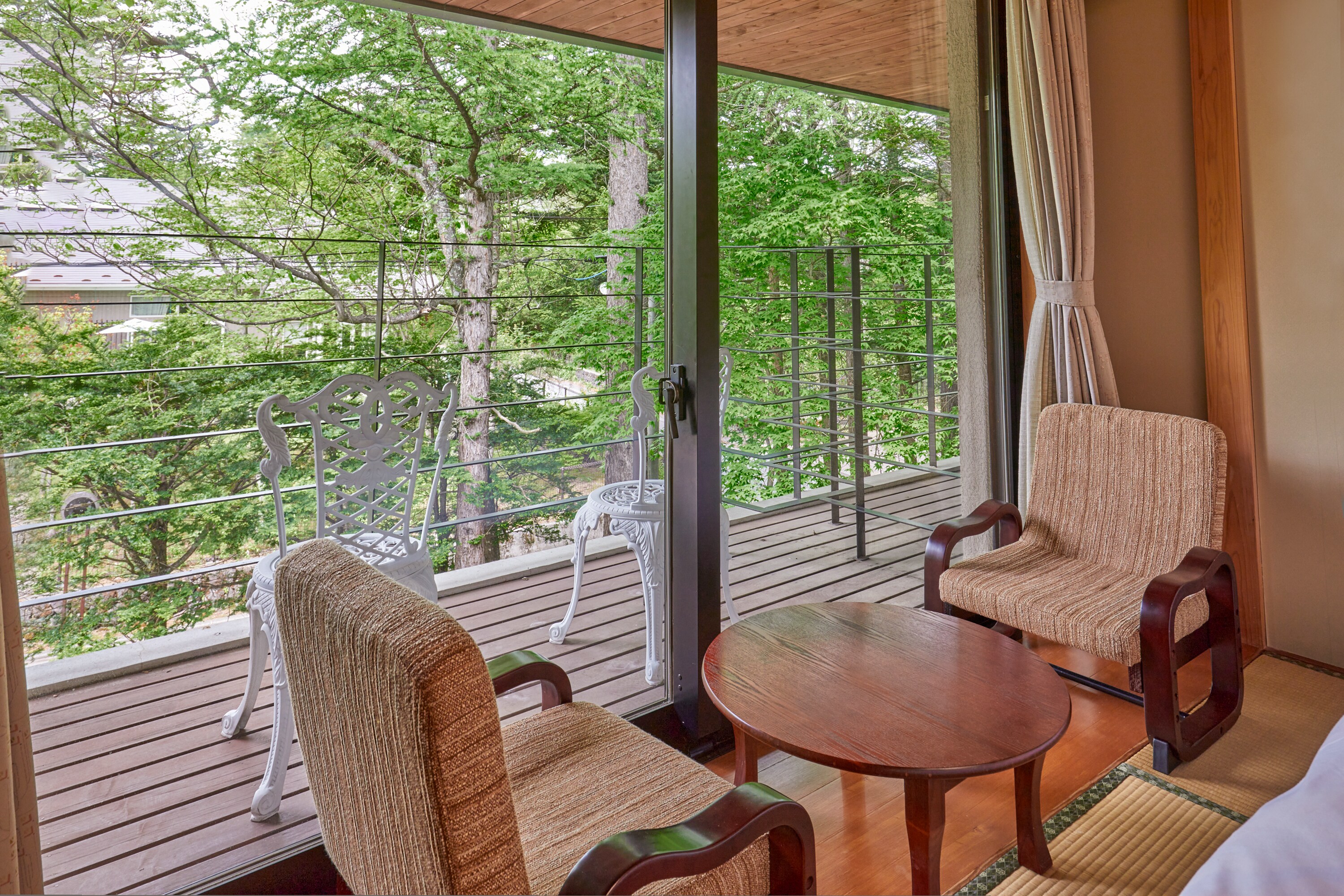 Japanese-Western style room, 10 tatami mats, 1-3 people