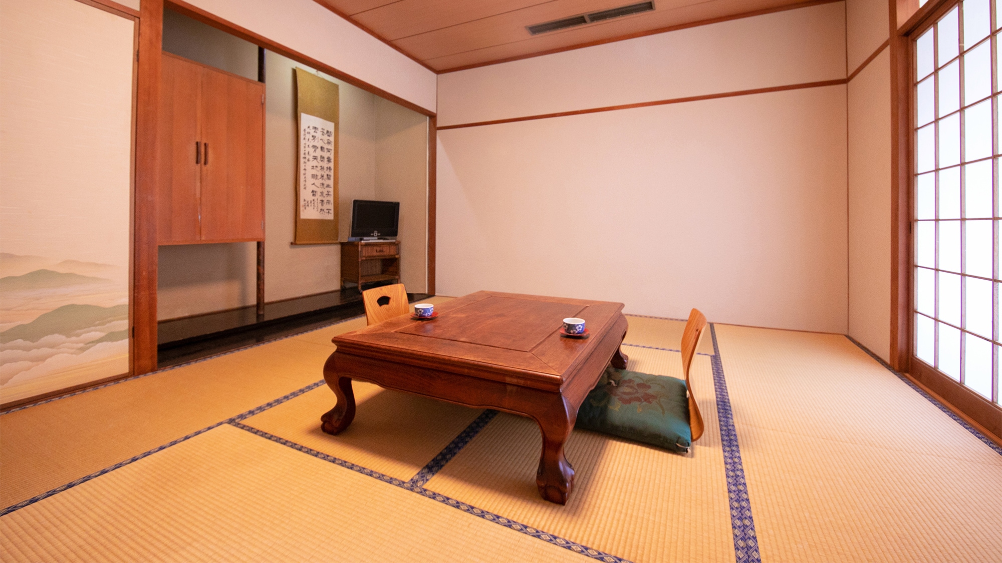 ■ Japanese-style room 8 tatami mats with bath and toilet ■
