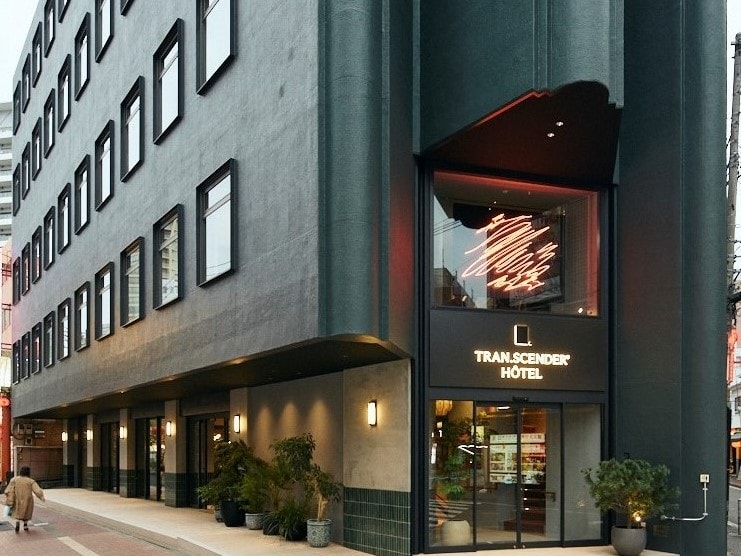 Hotel exterior (daytime)
