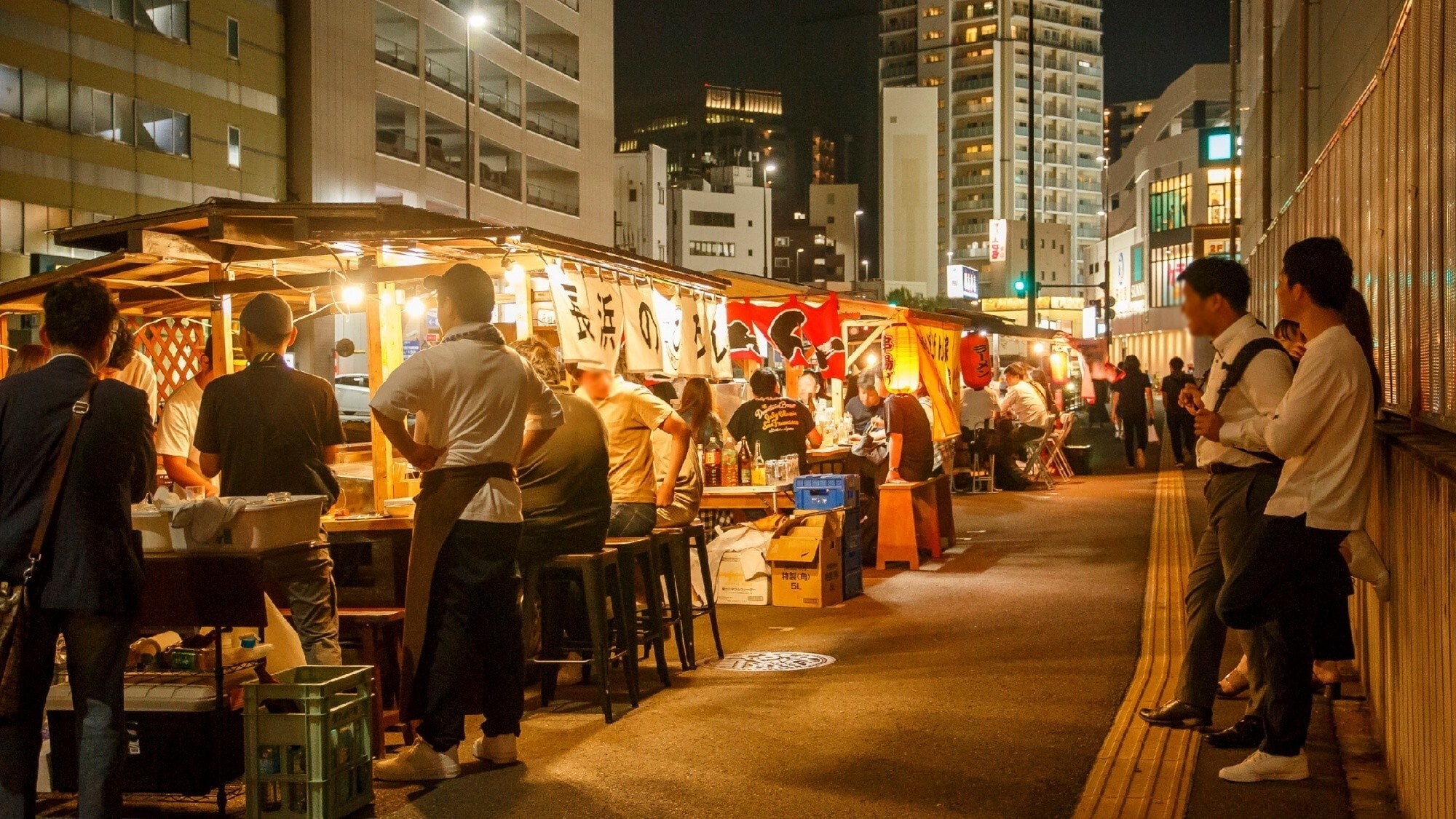 [Nearby sightseeing/Nagahama Yatai Street] We recommend strolling around the food stalls at night. Photo courtesy of Fukuoka City