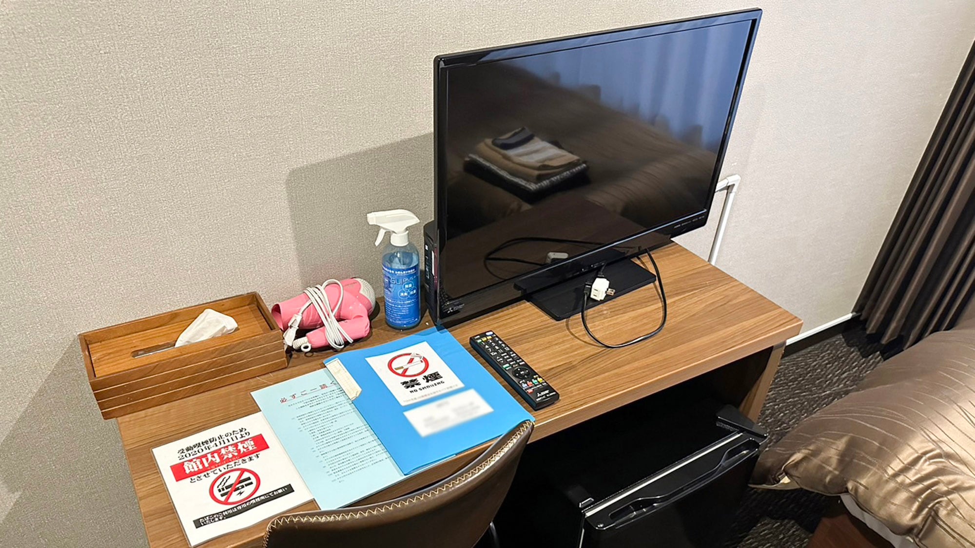 ・【單人房】配有電視和小冰箱，雖然緊湊但設施齊全，可以滿足您的需求。