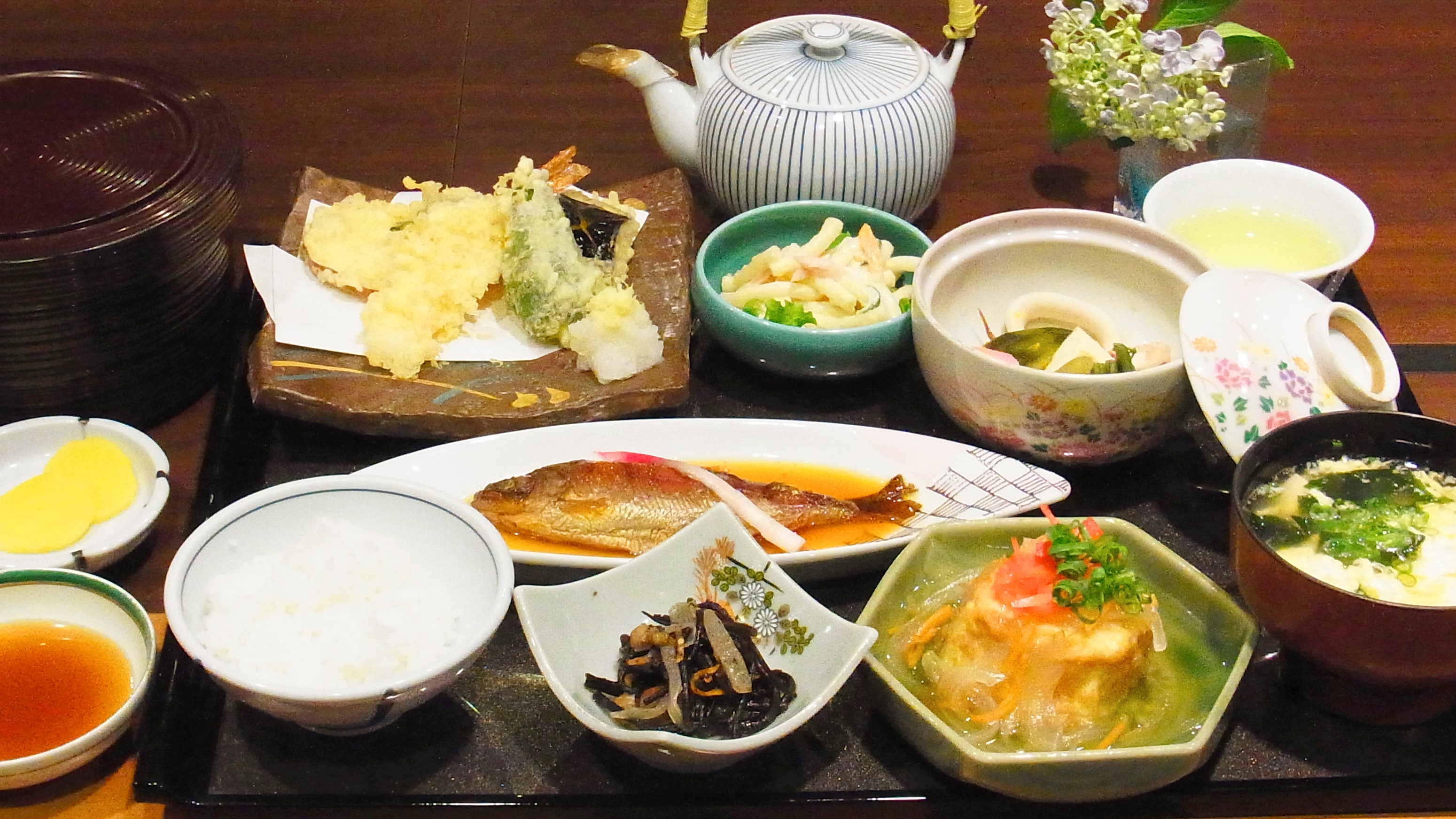*[Dinner example] A Japanese set meal with 6-7 side dishes including seasonal mountain produce, rice and miso soup