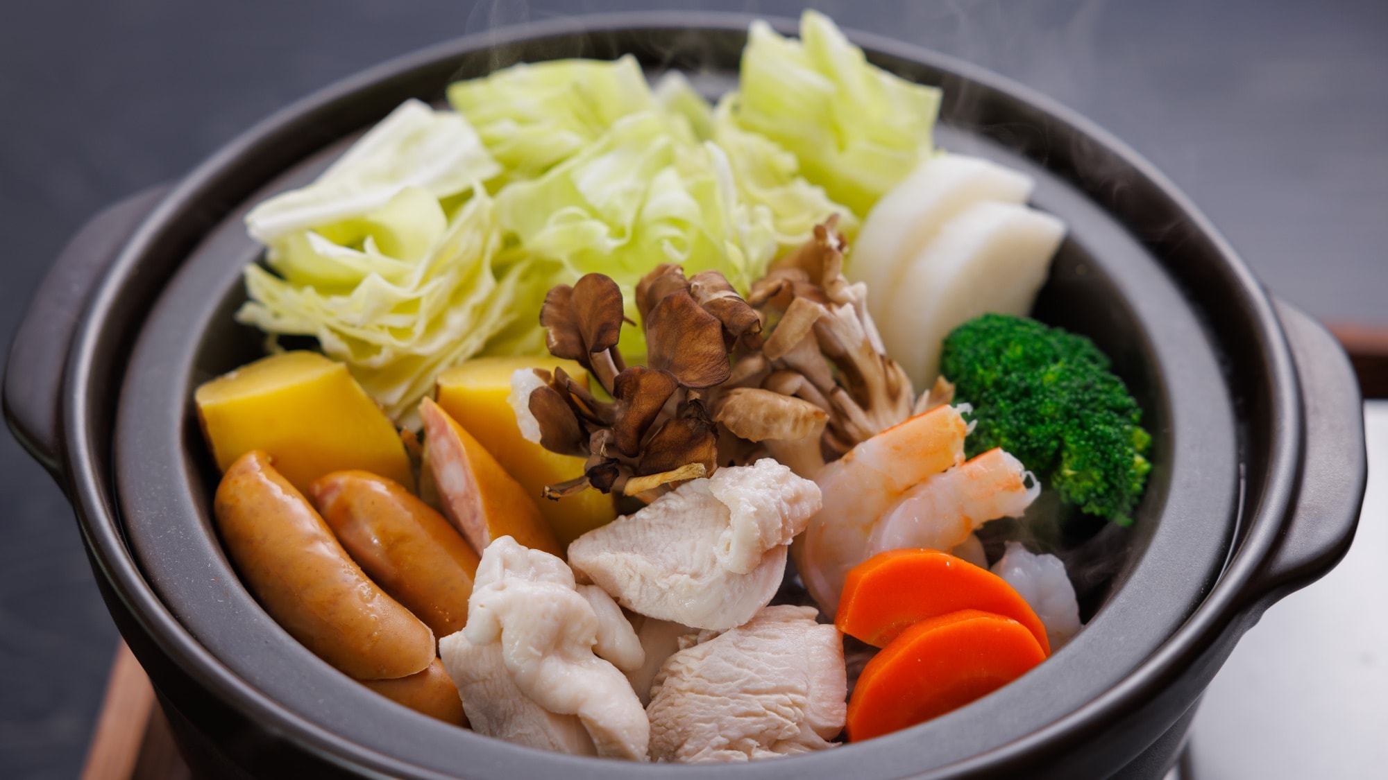 [Sakurabo] Winter clay pot steamed food. Enjoy it with Hokkaido cheese fondue sauce and three kinds of seasonings.