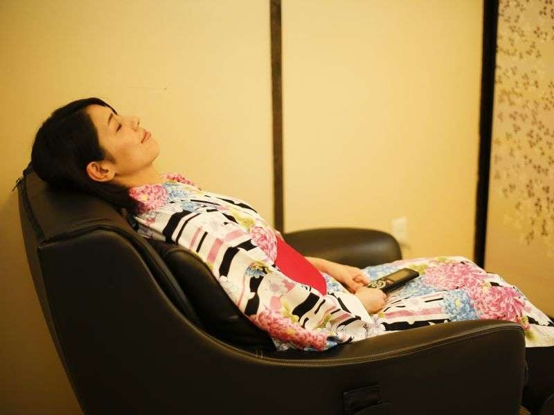 Phòng được trang bị ghế sofa massage.