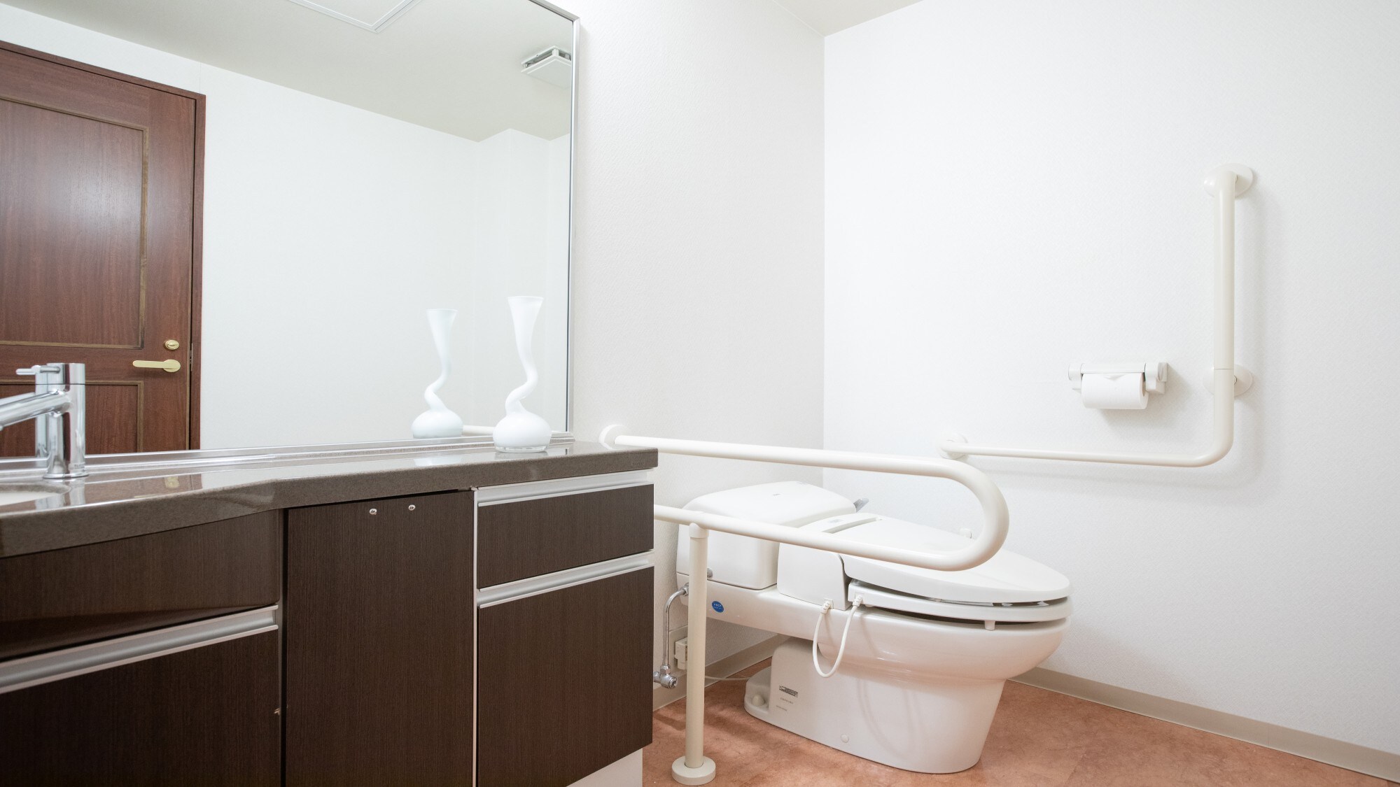 Universal Deluxe Twin (restroom)