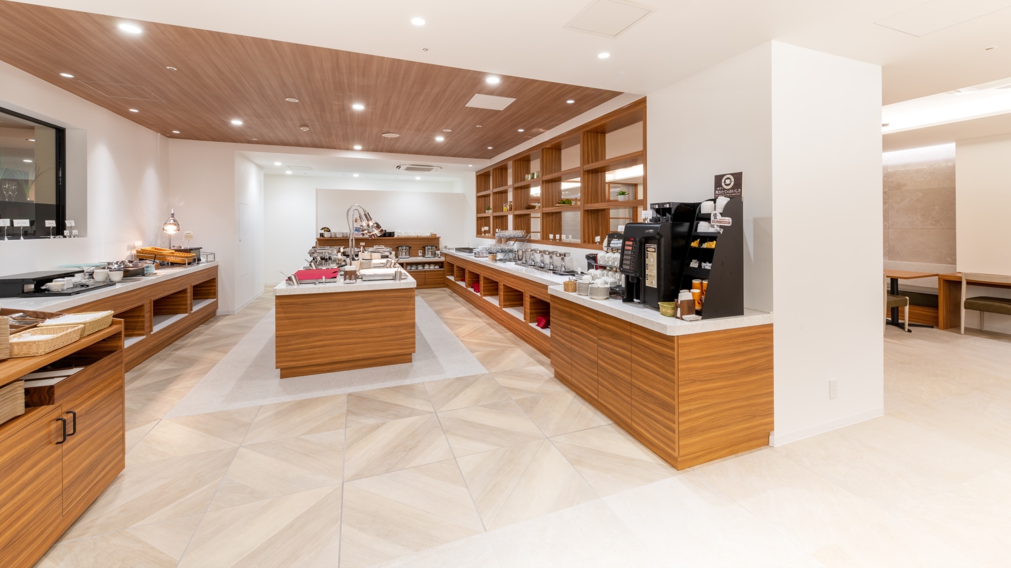 [Tempat sarapan] Anda dapat menikmati sarapan di tempat yang luas.