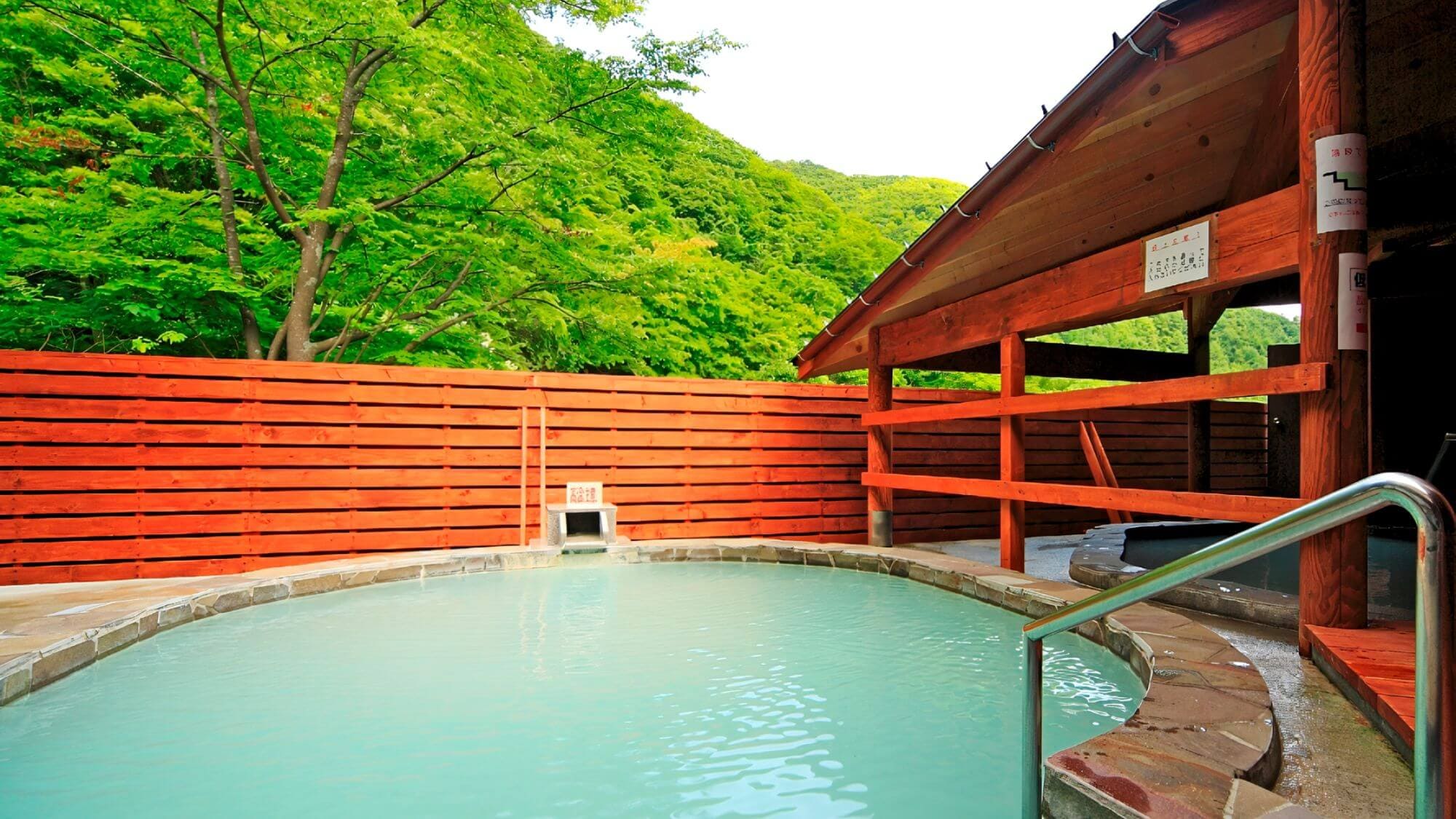 [1F sulfur spring/open-air bath] When the sunlight hits the milky white water, it takes on mysterious hues such as blue and pale green.