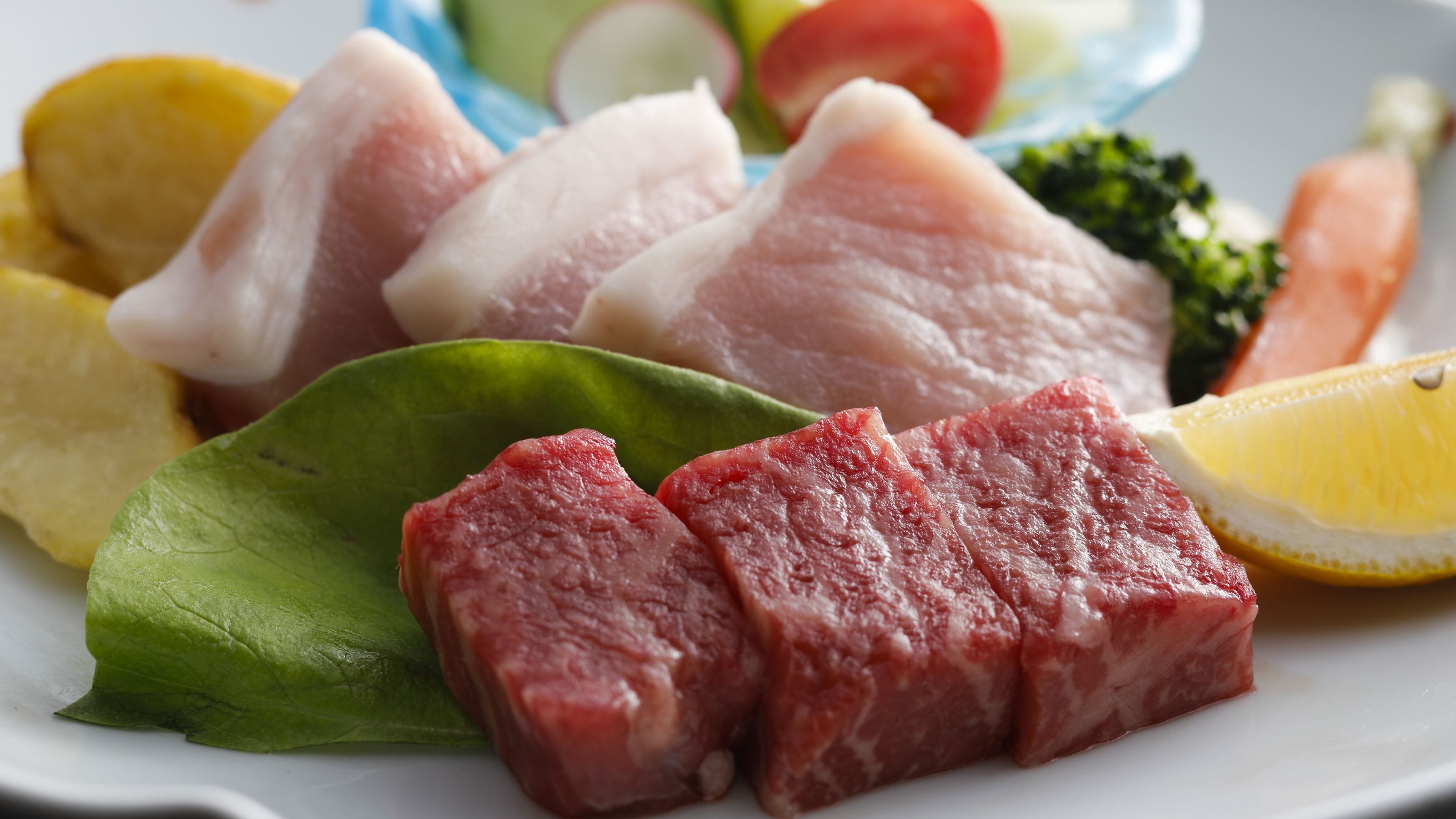 * 县级品牌伊予牛肉“丝味”和姬猪肉 W 牛排示例