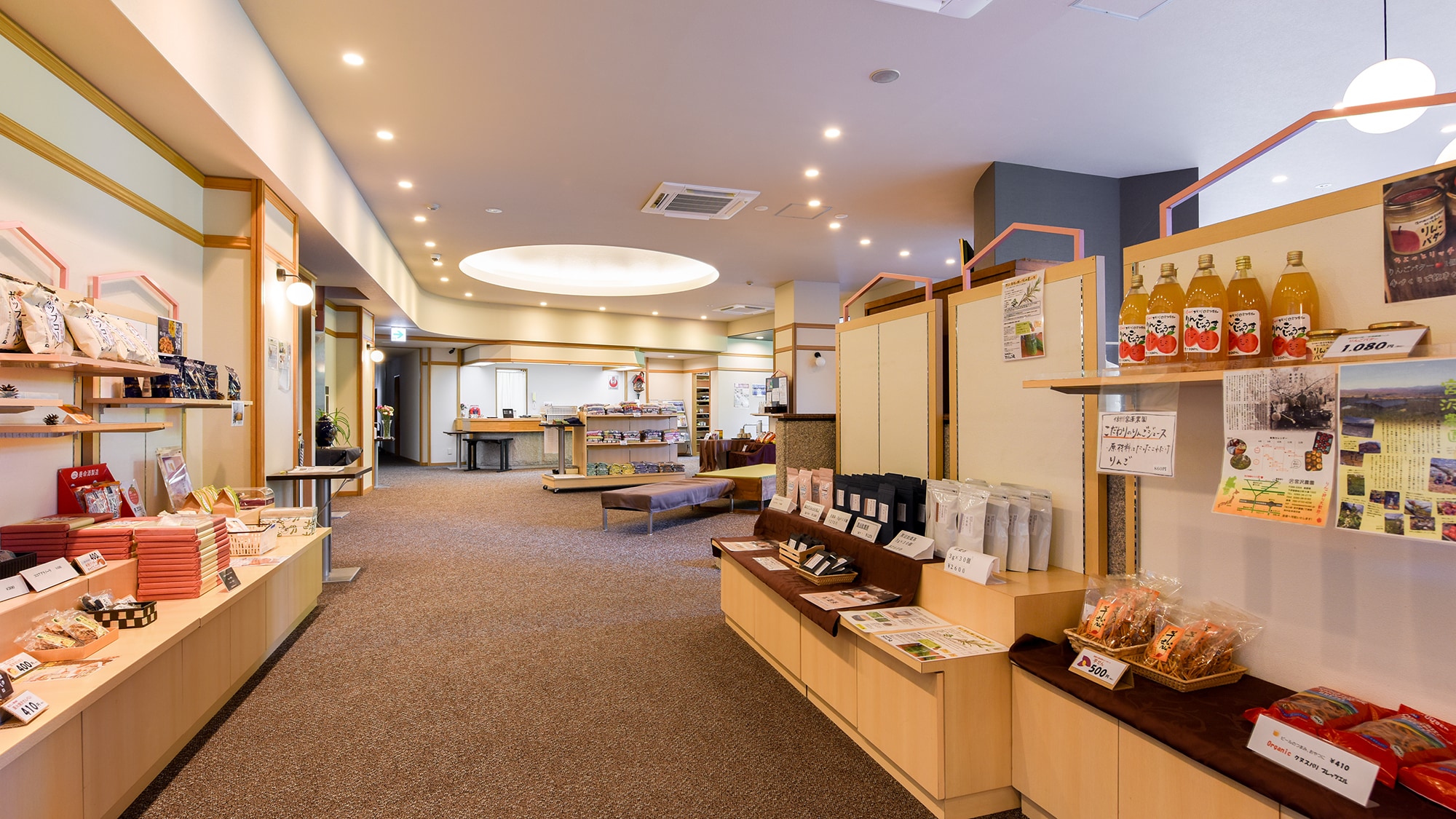 *[Souvenir Corner] We have a selection of carefully selected Shinshu souvenirs, including local Komagane specialties.