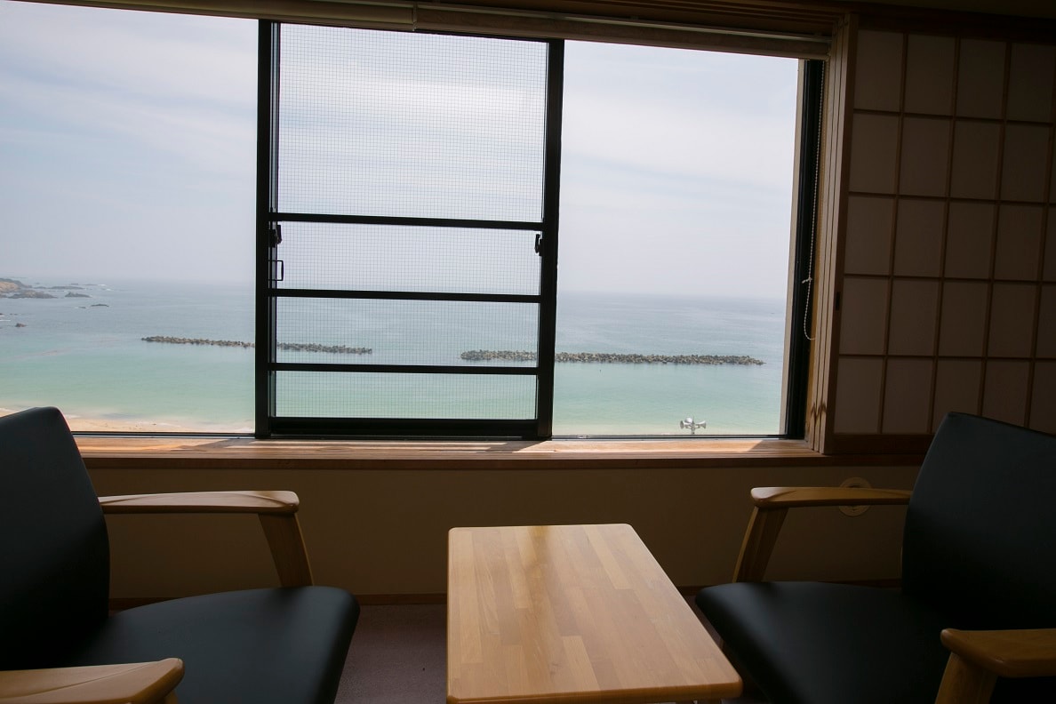 You can see the spectacular sunrise rising from the horizon from the window of the guest room with semi-open-air bath.