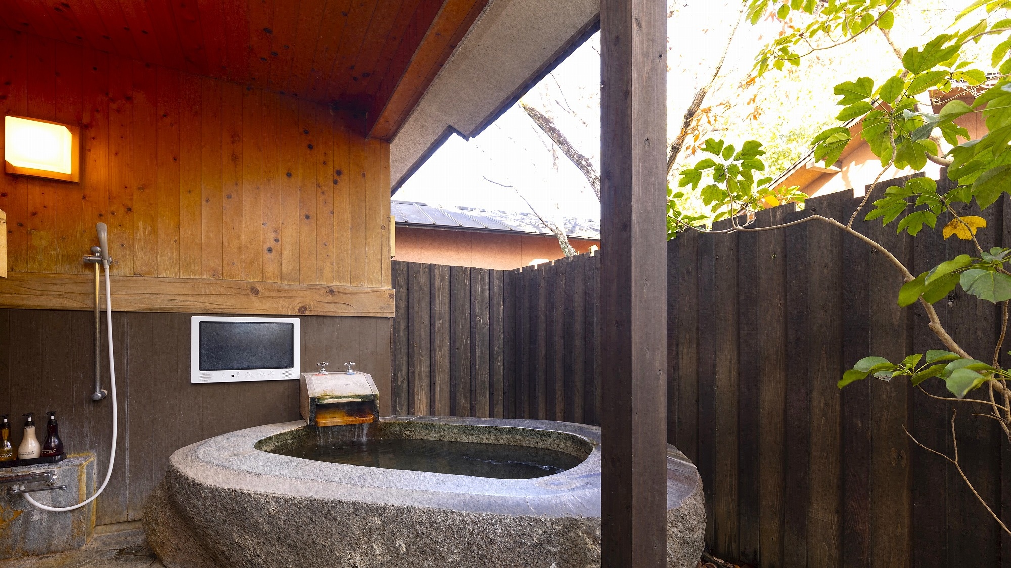 [Japanese-Western room] With semi-open-air bath
