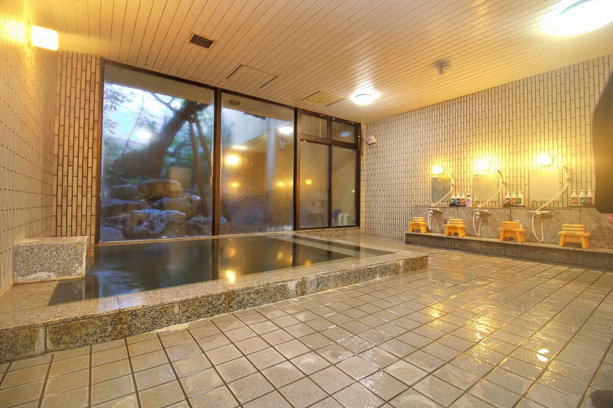 [Large public bath] Two types of baths are available for men and women in the morning and evening.