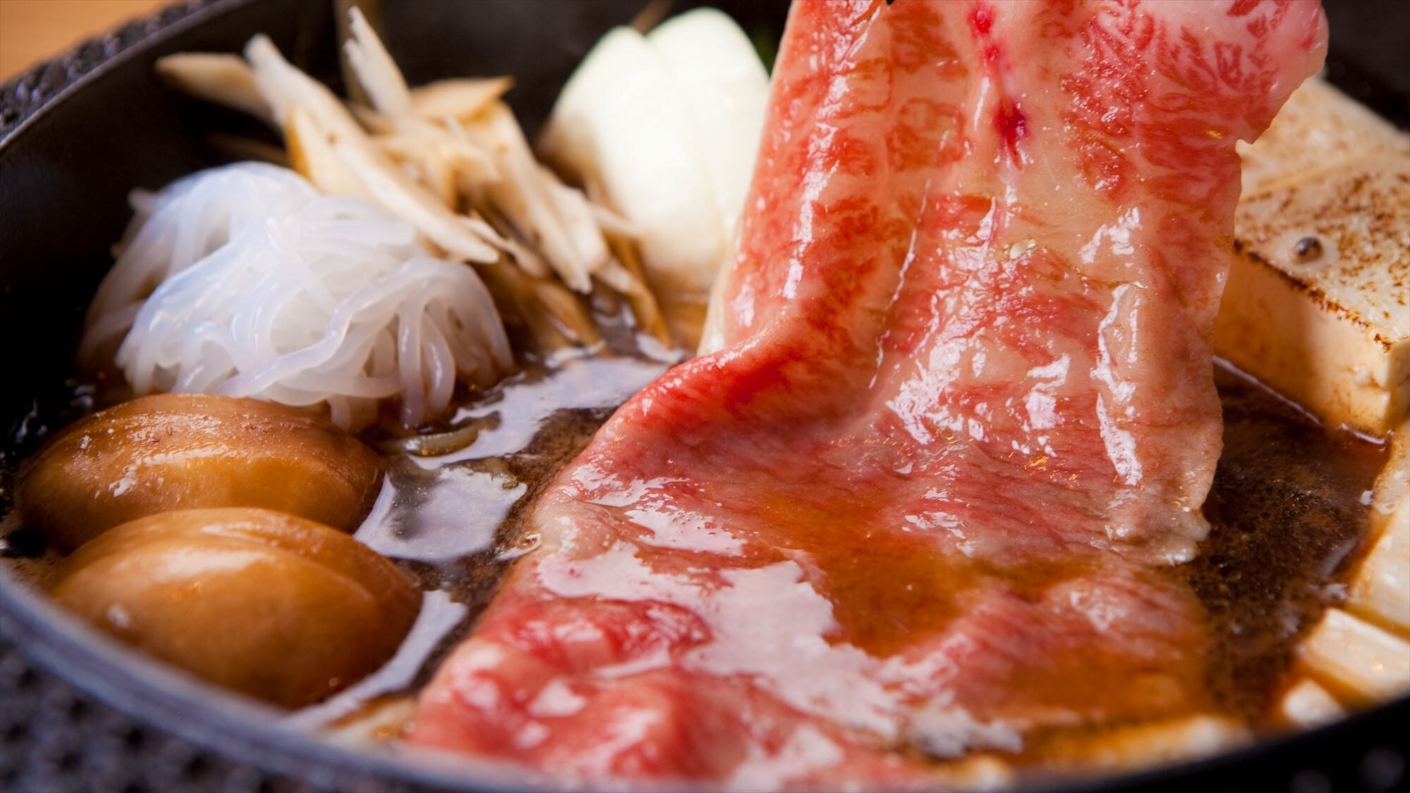 【壽喜燒】與濃郁的warishita糾纏在一起，可以扔進嘴裡的優質日本牛肉正是“精緻”。