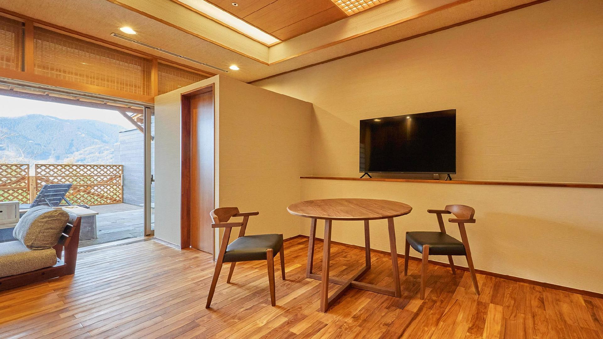 ・[Downstairs: Guest room] A TV is installed. Please enjoy watching it at your leisure.