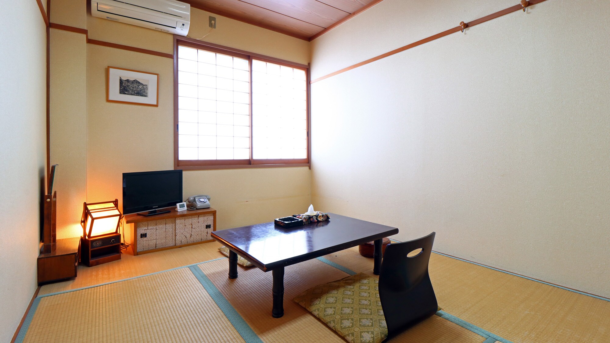 # [Ruang bergaya Jepang 6 tatami] Kamar bergaya Jepang yang menenangkan dengan sinar matahari lembut yang masuk.