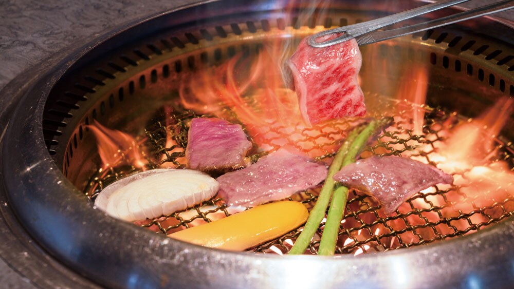 【烤肉套餐（仅限周日）】可以享用各种肉类的豪华套餐。