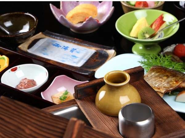 [Breakfast] An example of a boat-shaped platter of seasonal fresh fish