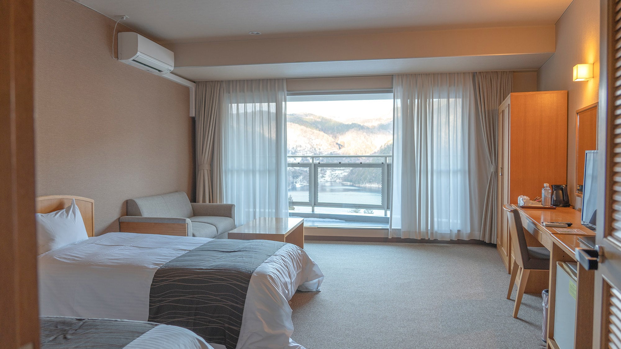 ・[Twin/Dam View] You can see Nukui Dam from your room. Enjoy a spacious and open atmosphere.