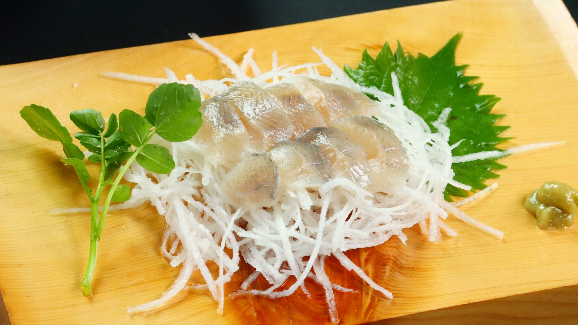 【晚餐】标准/鱼缸里的新鲜鳟鱼生鱼片