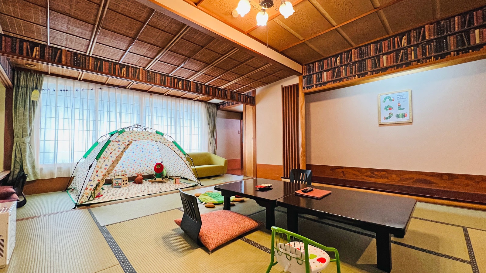 1,000 picture books on the floor. 12.5 tatami guest rooms.