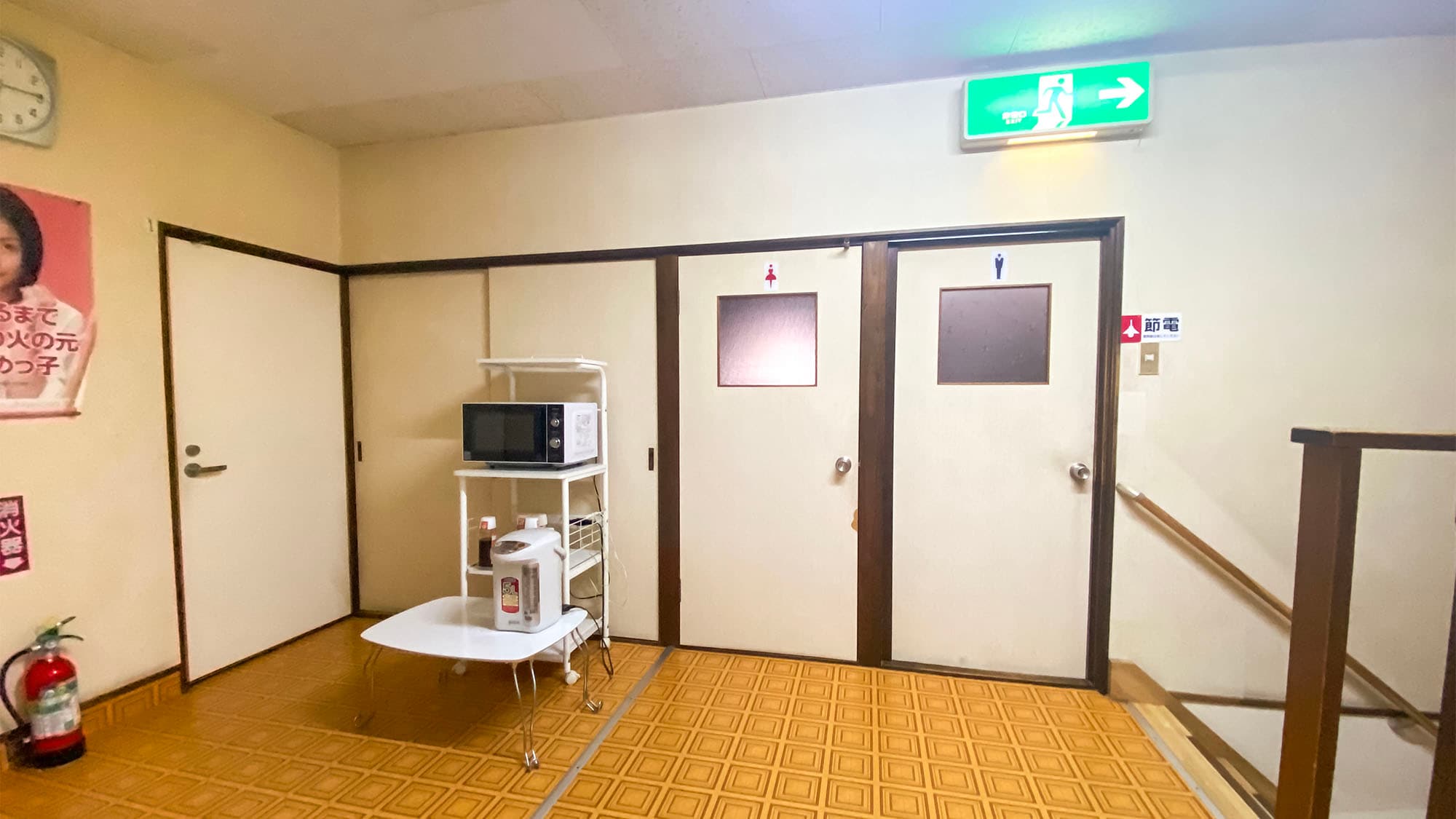 [Inside the building] Baths and toilets are shared (separate for men and women)