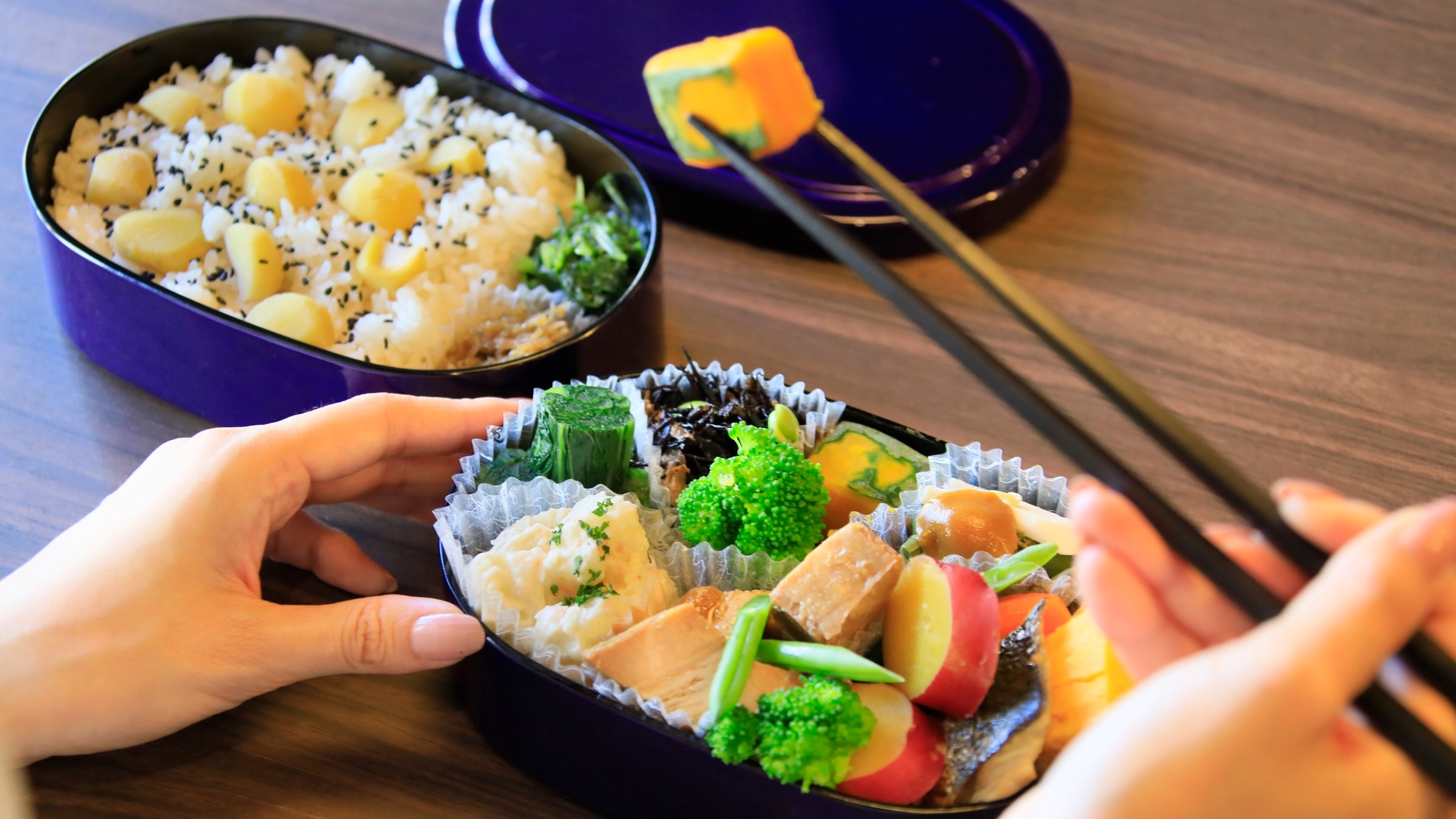 [Breakfast] A bento breakfast with obanzai that feels like Kyoto and rice cooked with seasonal vegetables.