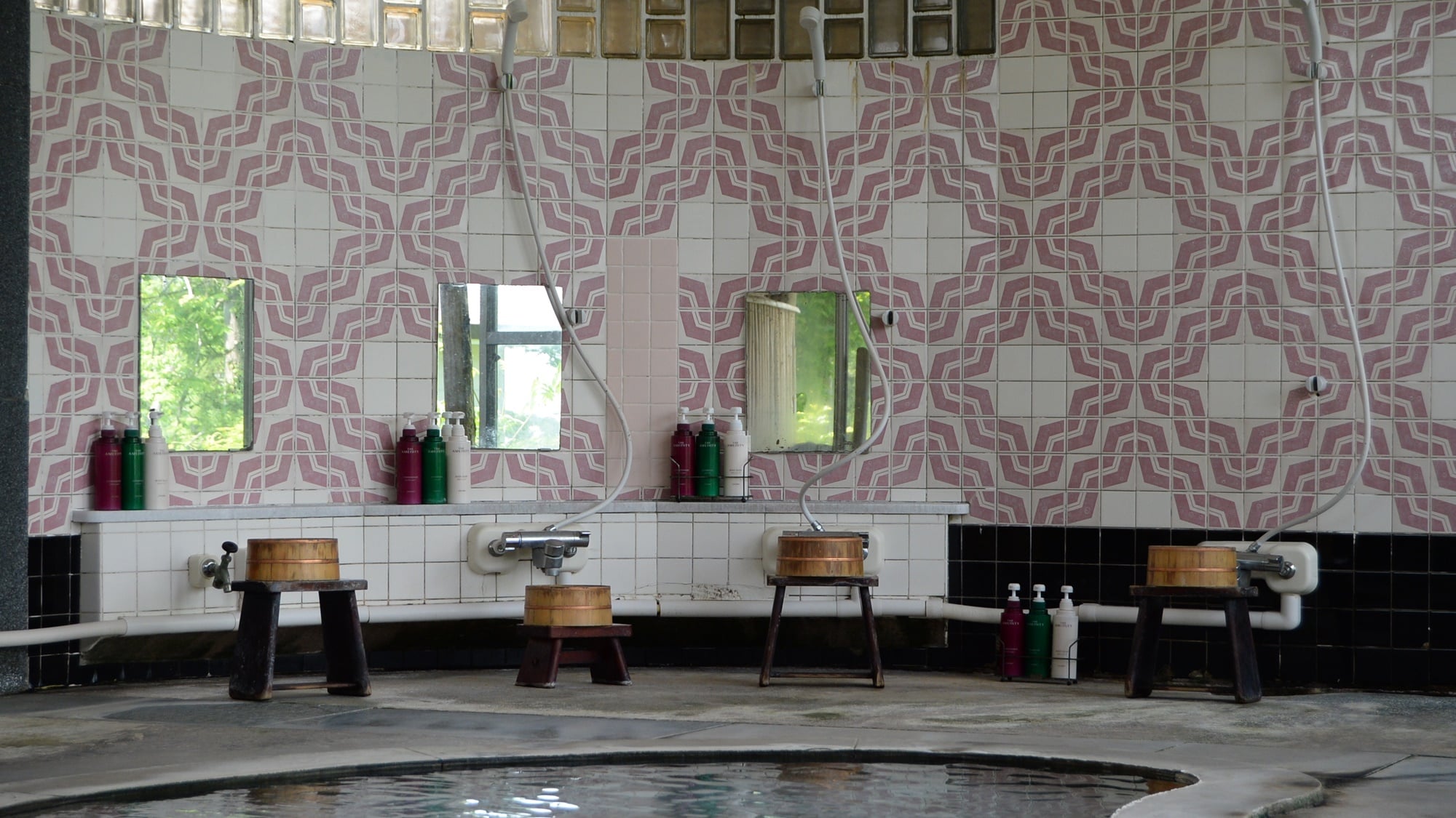 The elegant and stylish bathroom has a nostalgic feel to it, satisfying not only the body but also the soul.