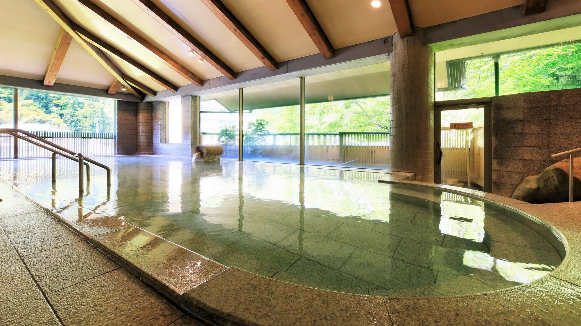 [3rd floor large bath, Rakusui] Enjoy a relaxing time in the spacious large bath.