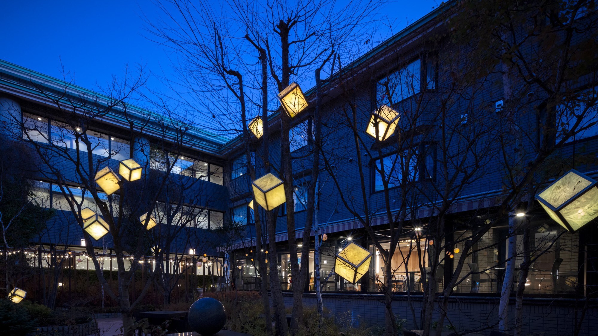 Hotel: courtyard