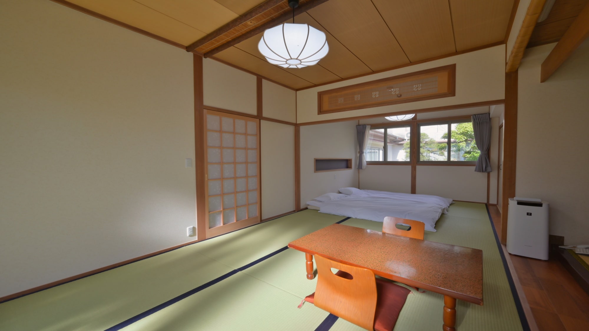 A Japanese space with gentle sunlight streaming in. Enjoy a truly relaxing time surrounded by the scent of tatami mats.