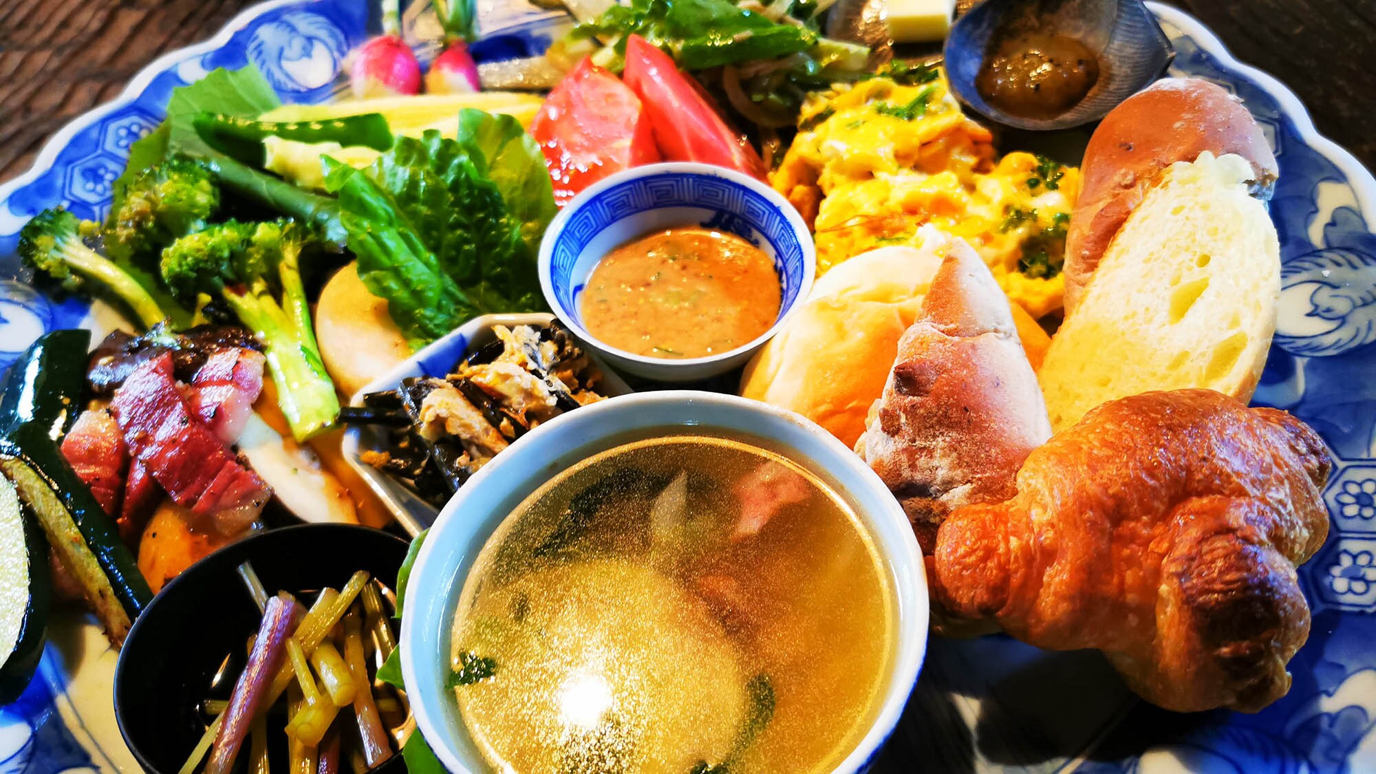 ・[Contoh sarapan] Nikmati kelezatan sayuran yang ditanam dengan hati-hati dan bebas pestisida.