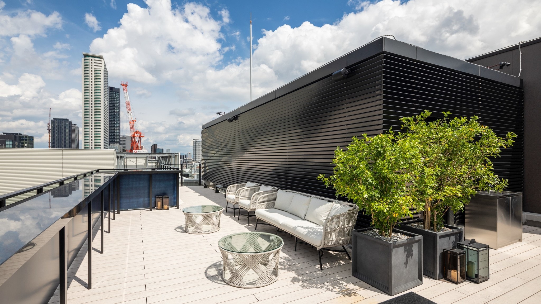 ■ Rooftop terrace at the end of the stairs of the atrium from THE LIVELY BAR