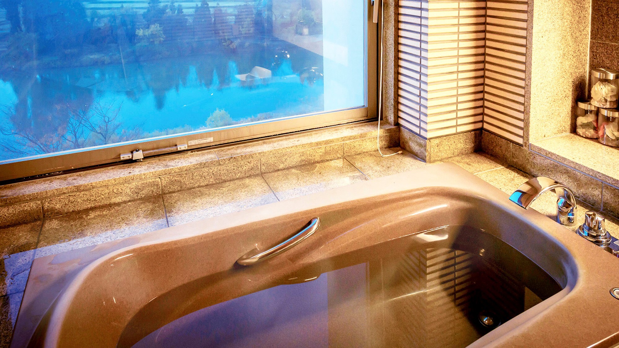 [Deluxe twin with Mogami River view bath]